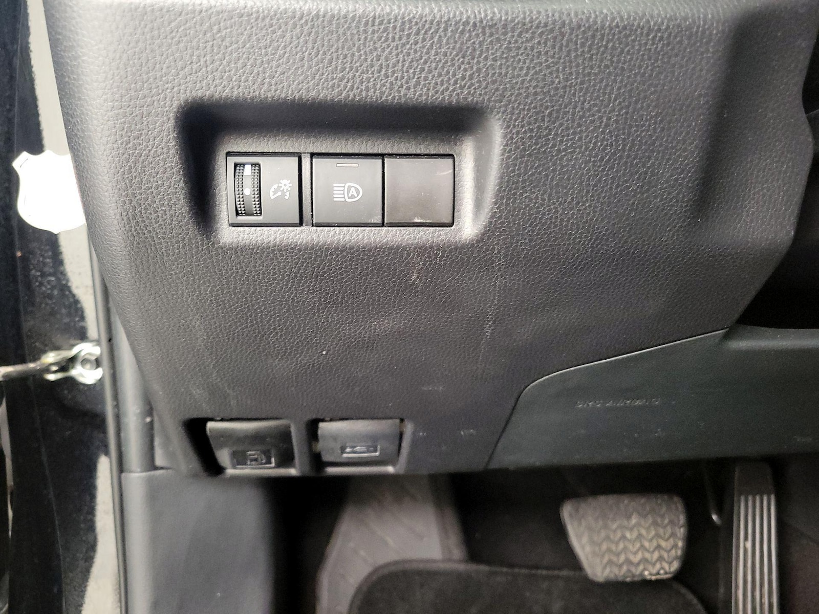 2025 Toyota RAV4 LE - Photo 14
