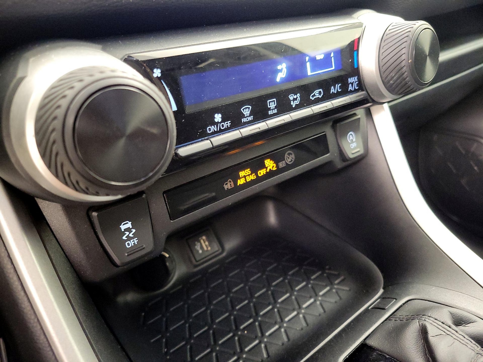 2025 Toyota RAV4 LE - Photo 17