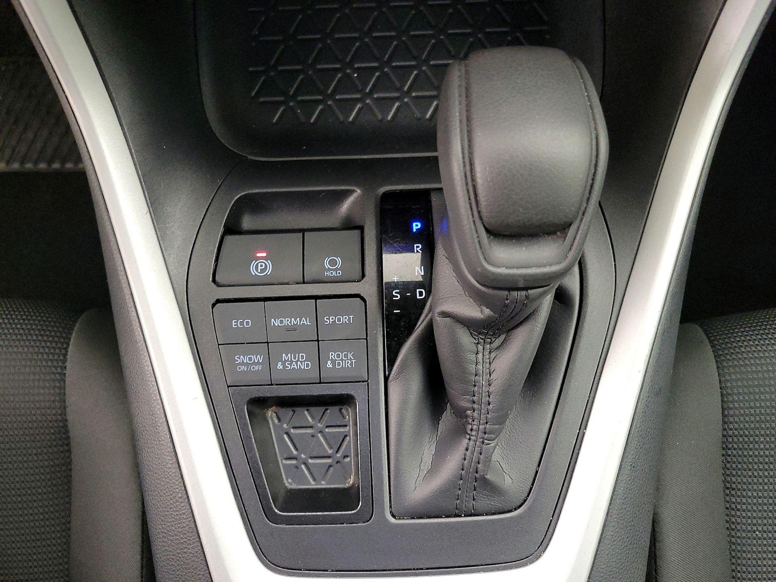 2025 Toyota RAV4 LE - Photo 18