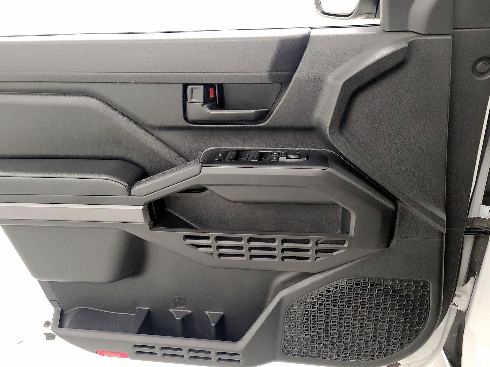 2025 Toyota Tacoma SR5 - Photo 13
