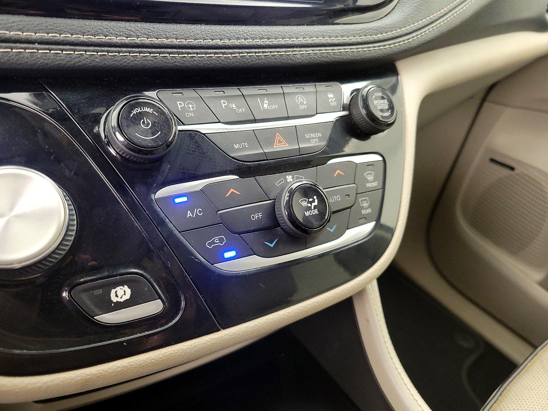 Thumbnail: 2021 Chrysler Pacifica - 17