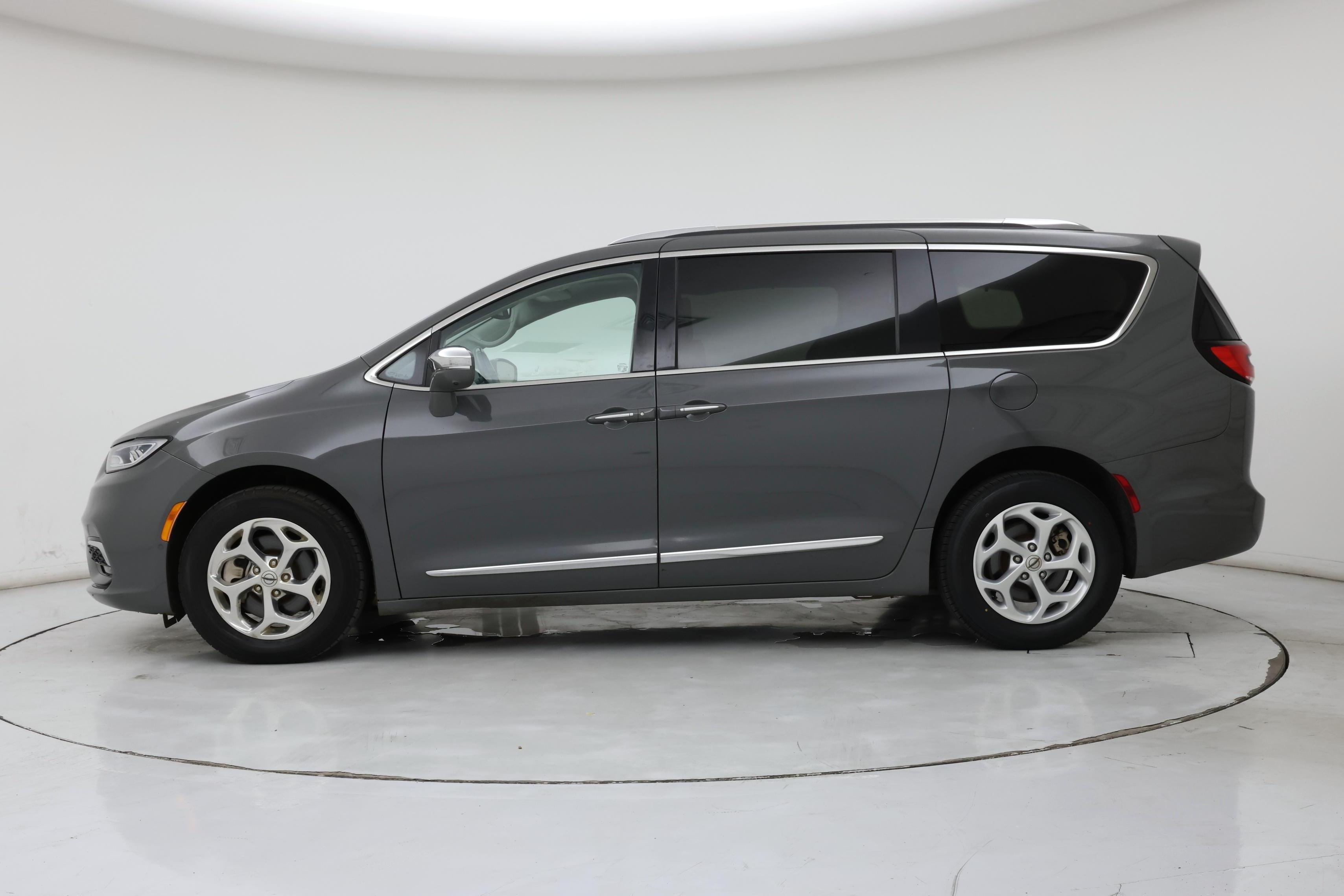 Thumbnail: 2021 Chrysler Pacifica - 3