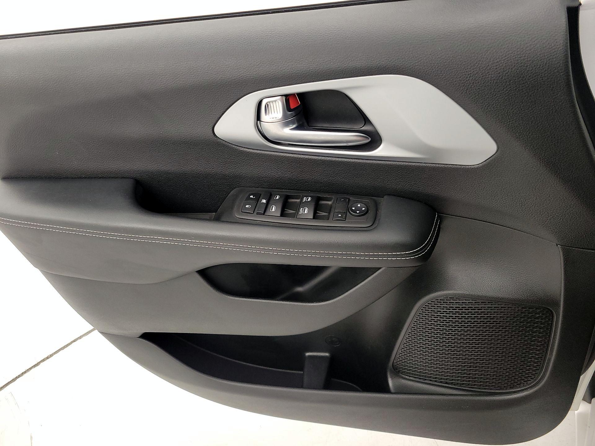 Thumbnail: 2023 Chrysler Pacifica - 12