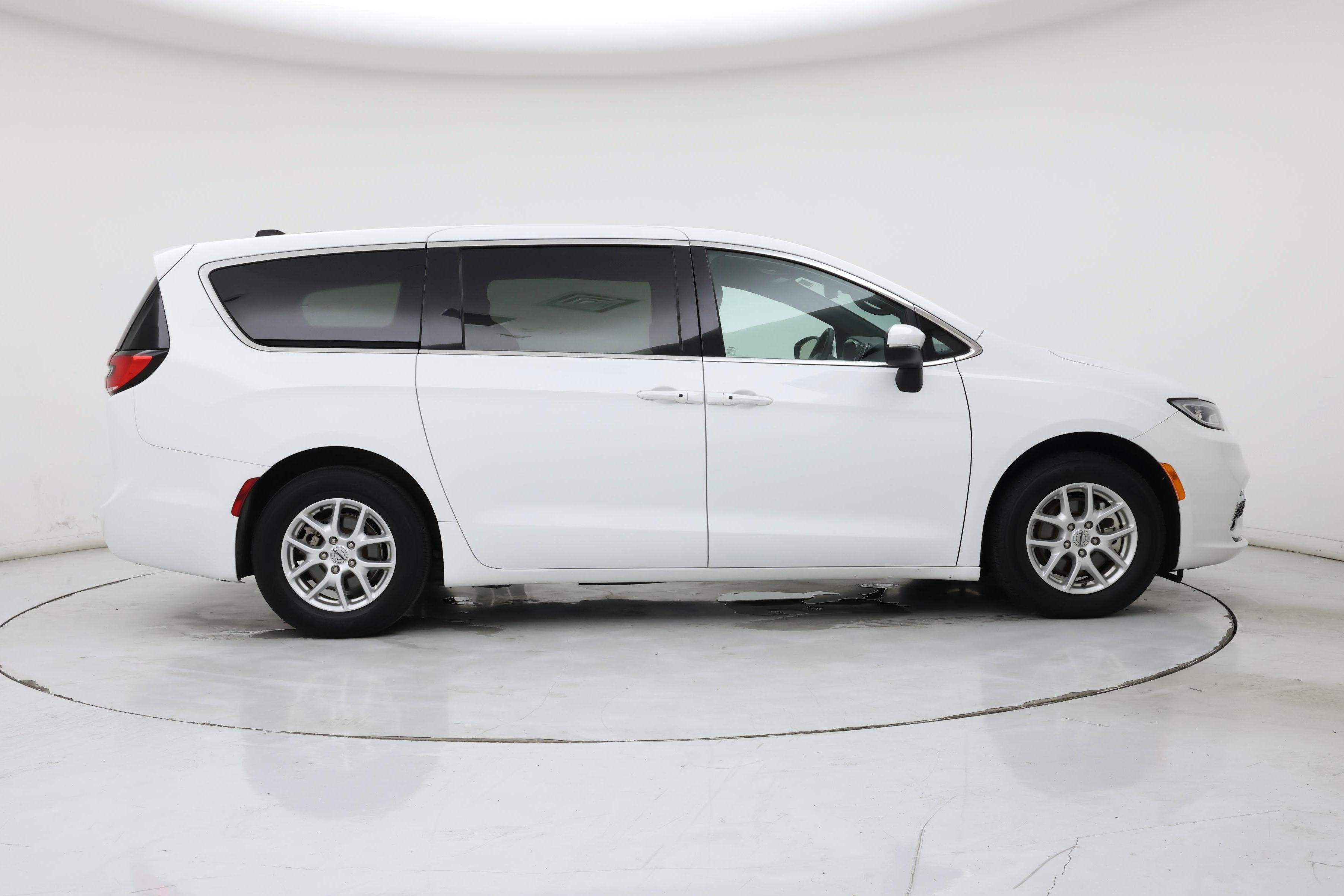 Thumbnail: 2023 Chrysler Pacifica - 7