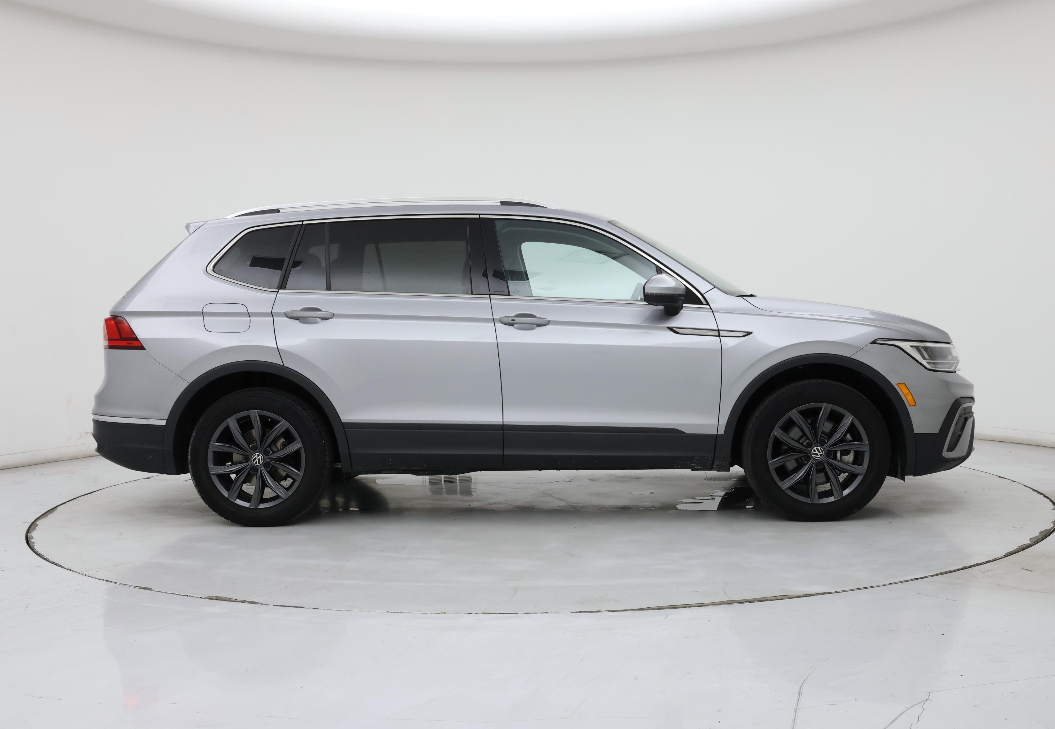 Thumbnail: 2023 Volkswagen Tiguan - 7