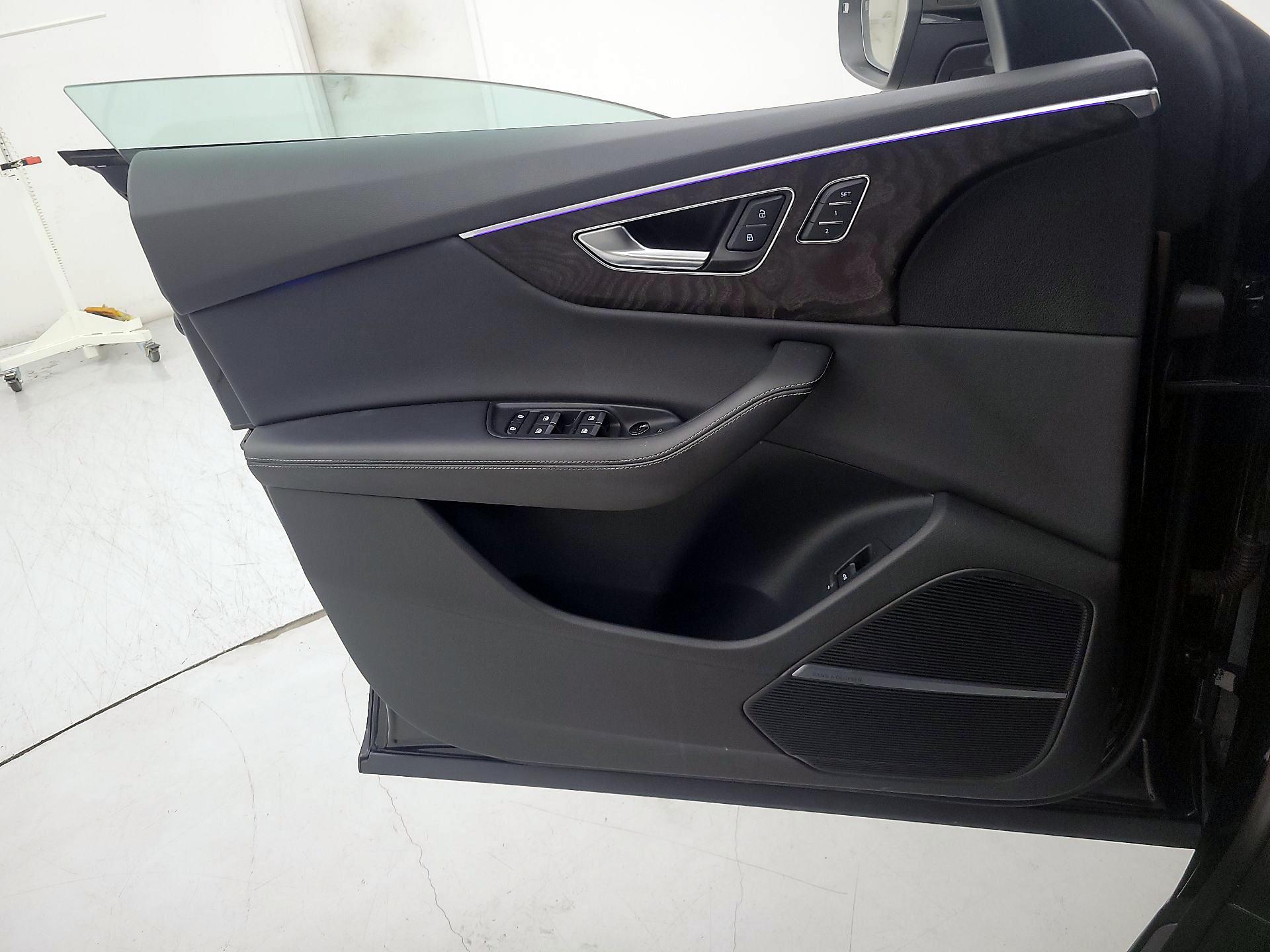 Thumbnail: 2023 Audi Q8 - 12