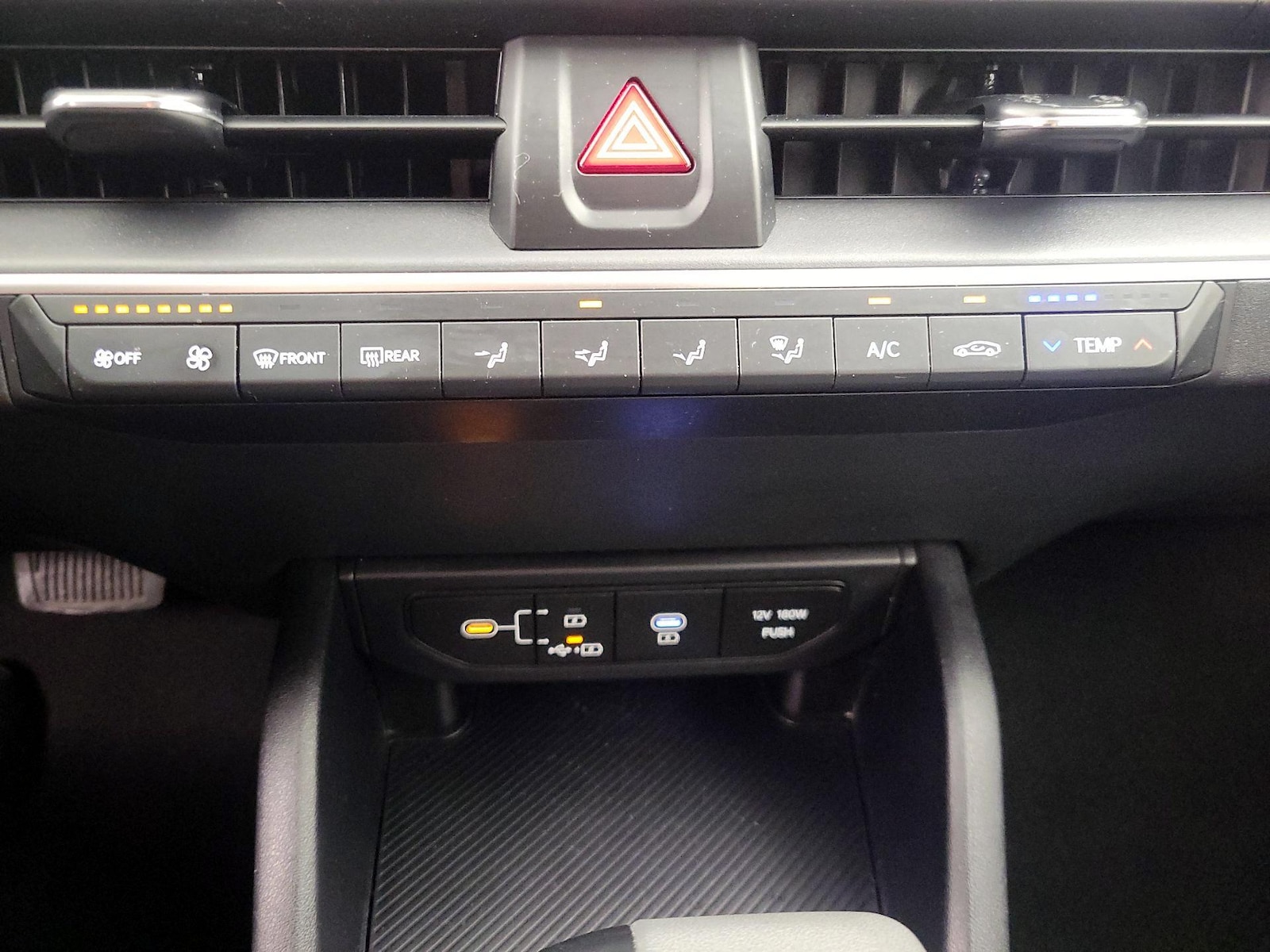 2025 Kia K4 LXS - Photo 17