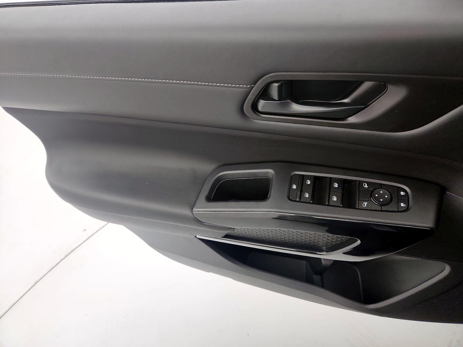 2025 Nissan Pathfinder SV - Photo 13