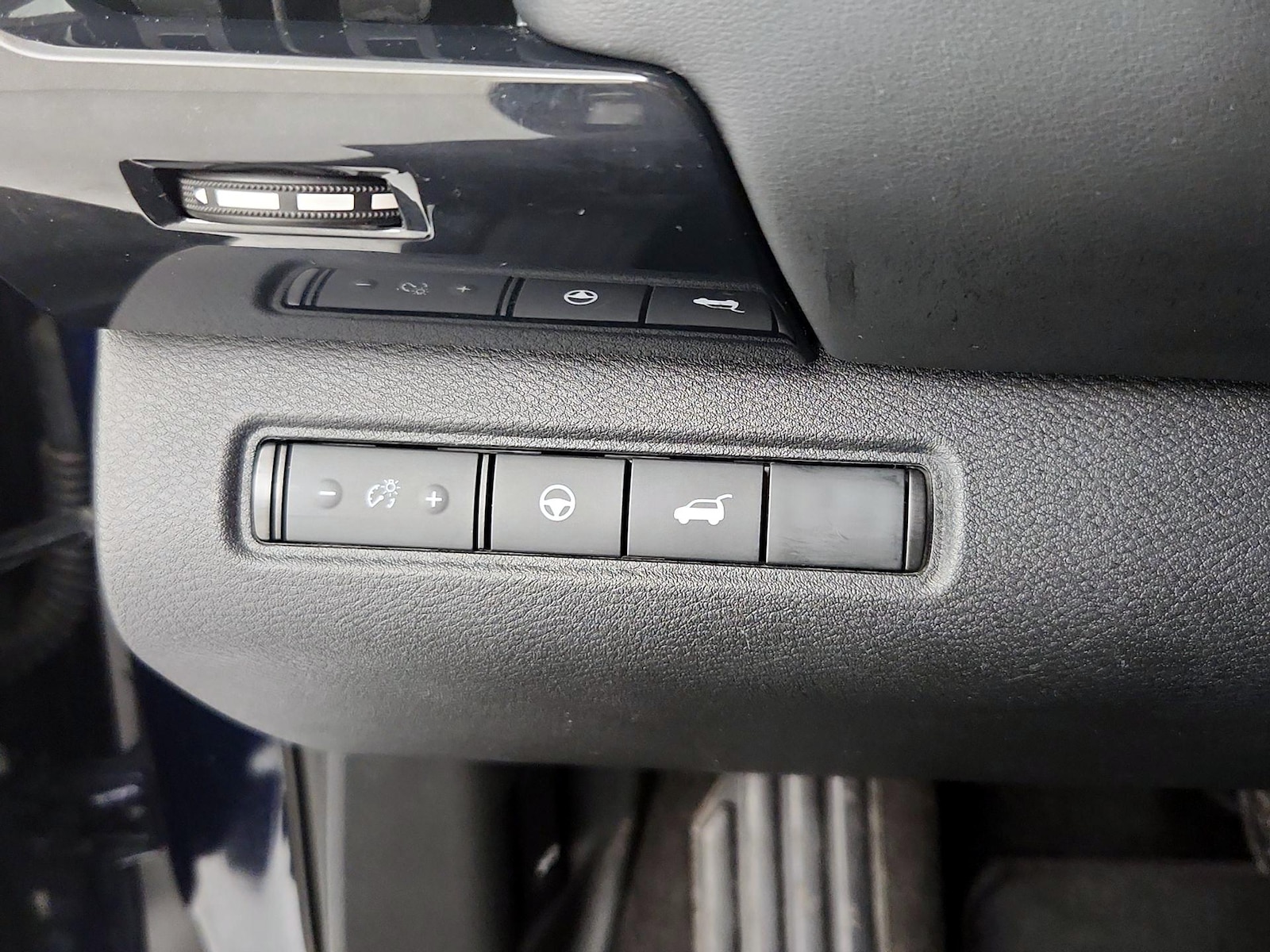 2025 Nissan Pathfinder SV - Photo 14