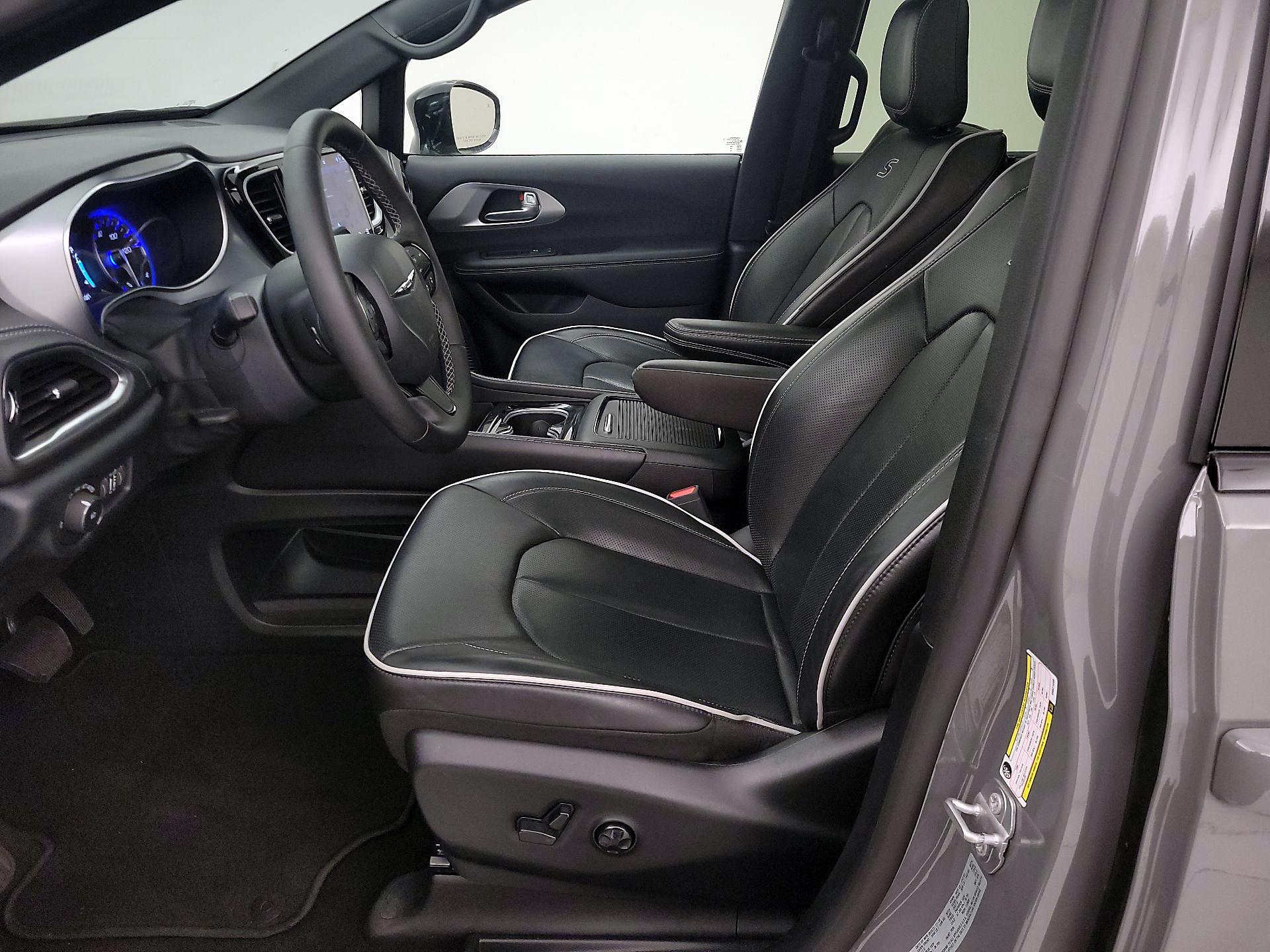 Thumbnail: 2025 Chrysler Pacifica - 11