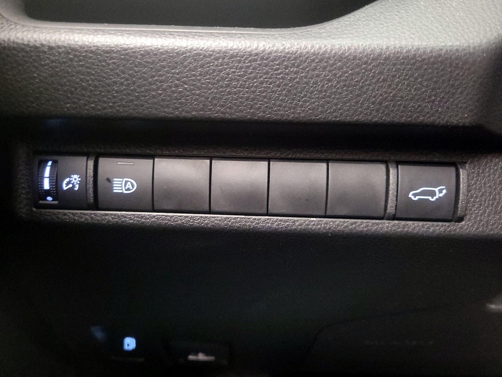 2025 Toyota RAV4 XLE - Photo 14