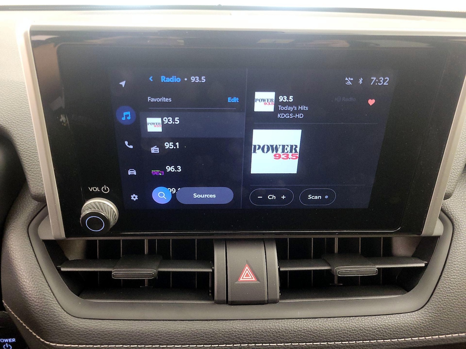 2025 Toyota RAV4 XLE - Photo 16