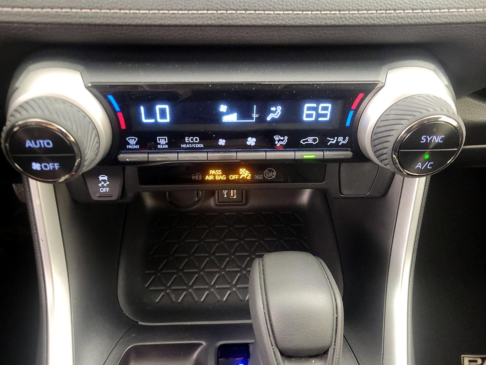 2025 Toyota RAV4 XLE - Photo 17