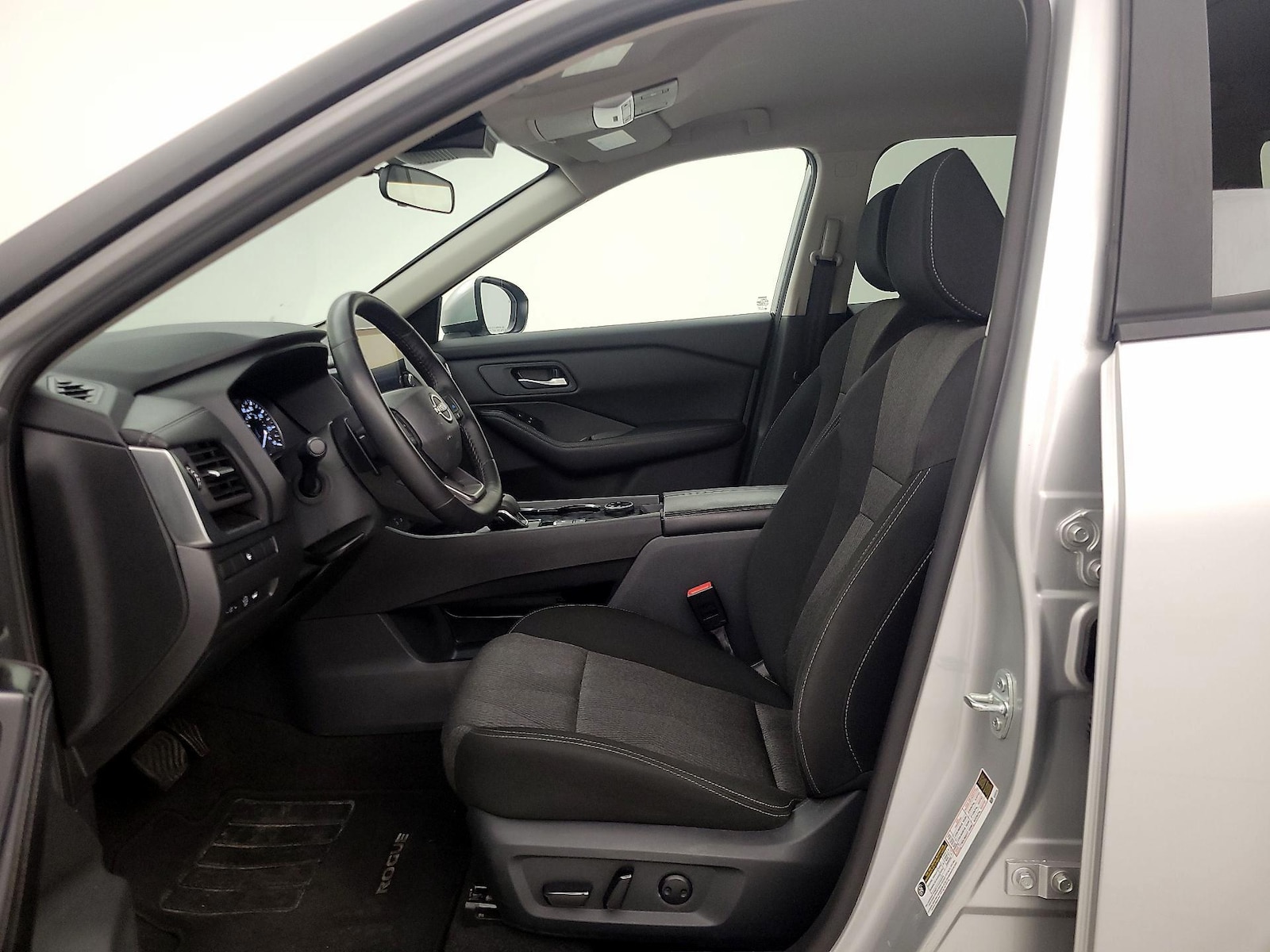 2025 Nissan Rogue SV - Photo 12