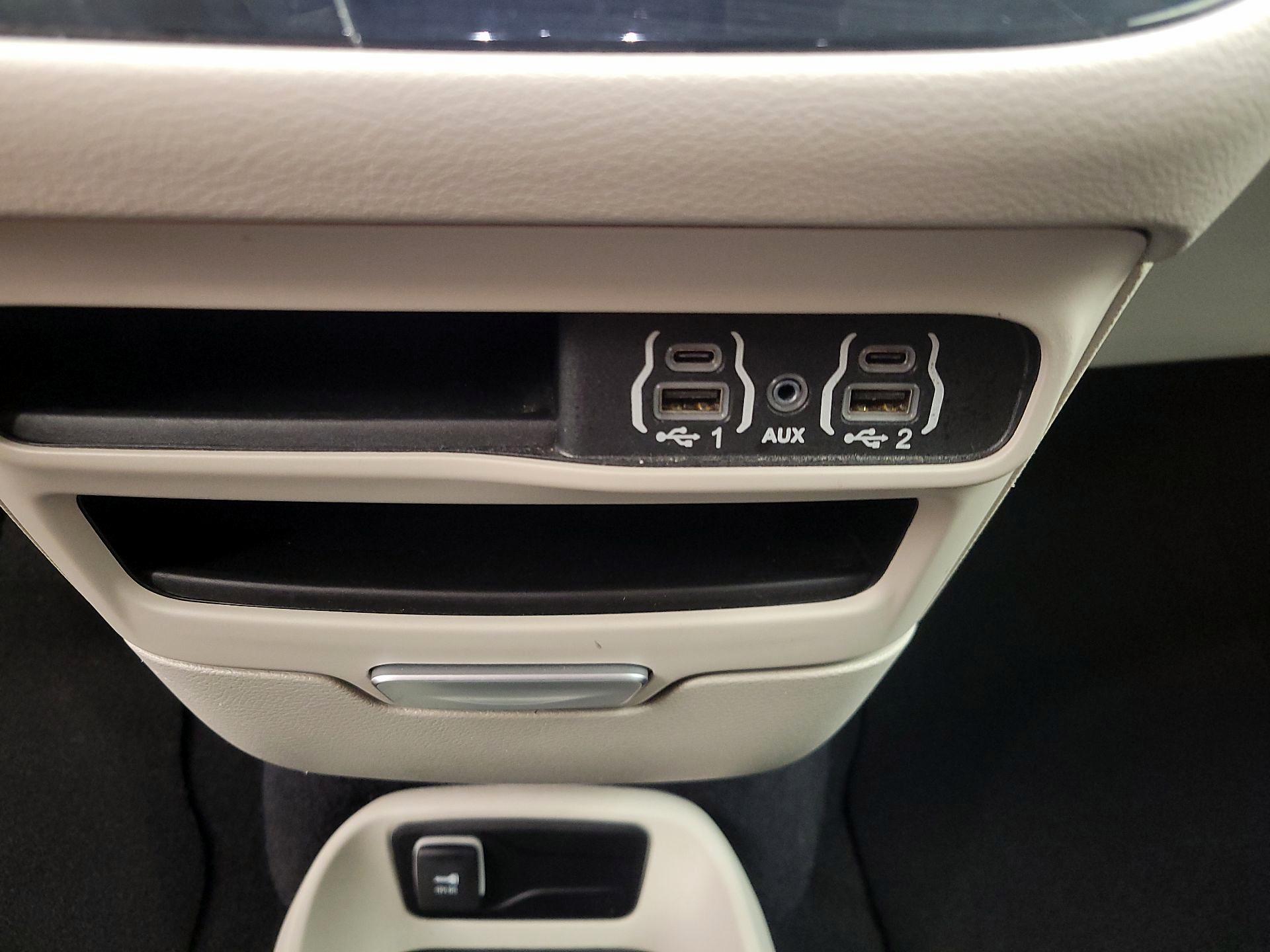 Thumbnail: 2024 Chrysler Voyager - 18