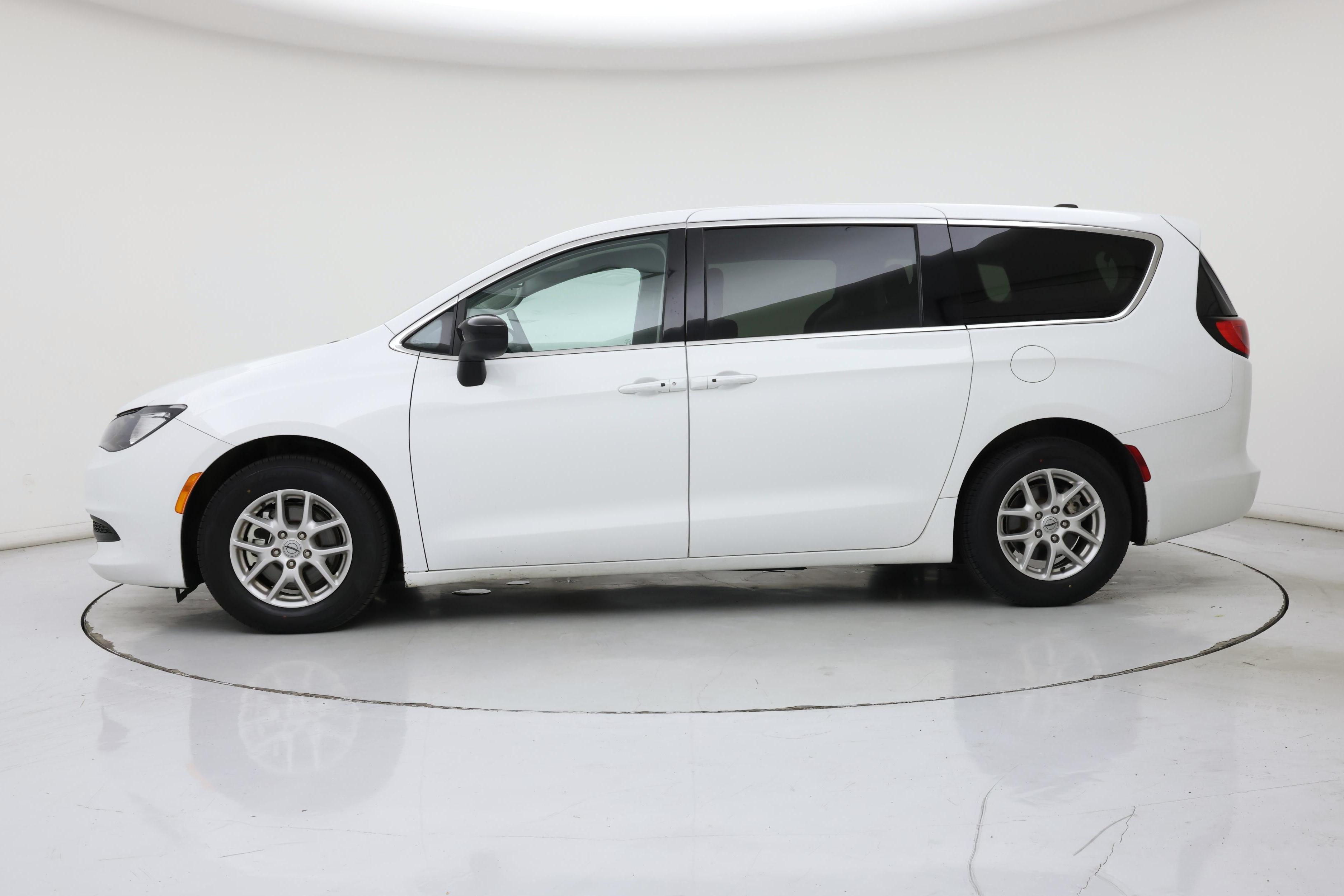 Thumbnail: 2024 Chrysler Voyager - 3