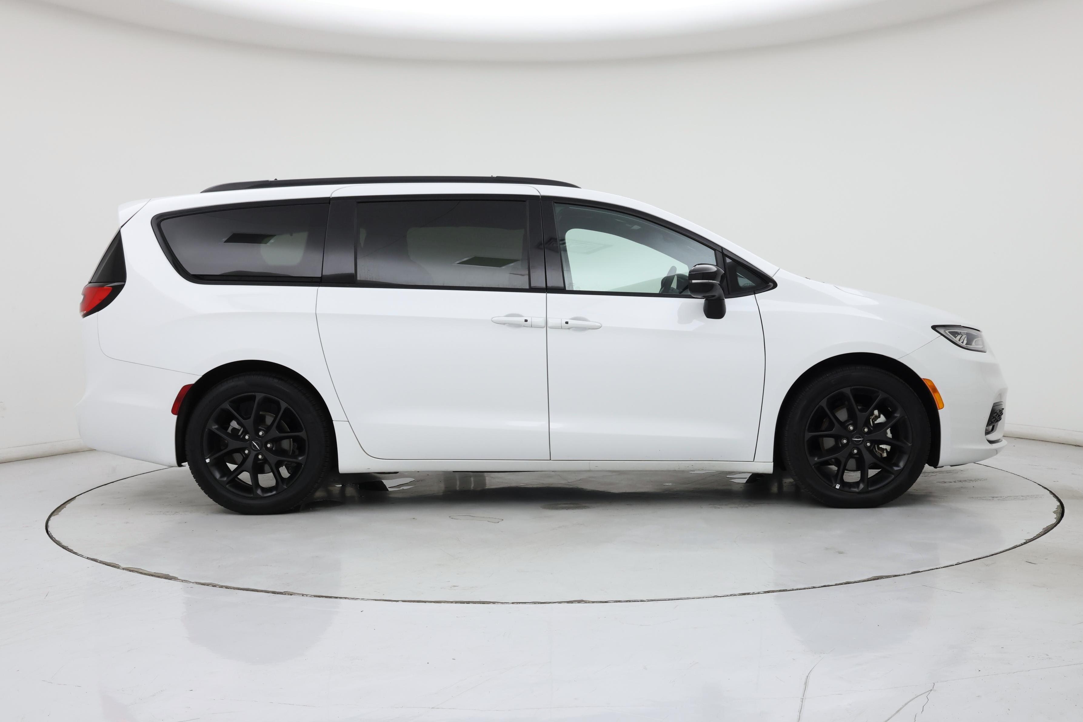 Thumbnail: 2025 Chrysler Pacifica - 7