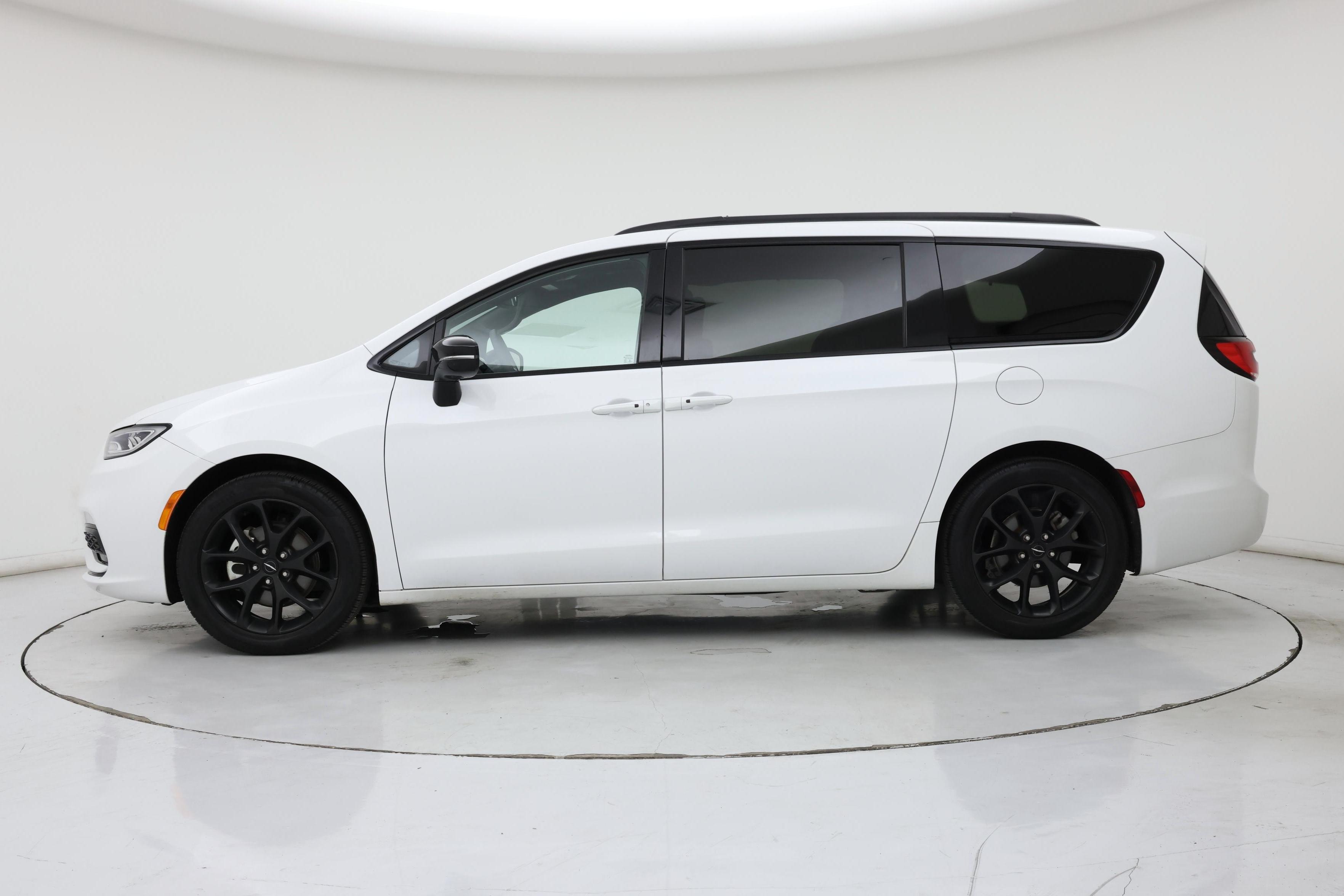 Thumbnail: 2025 Chrysler Pacifica - 3