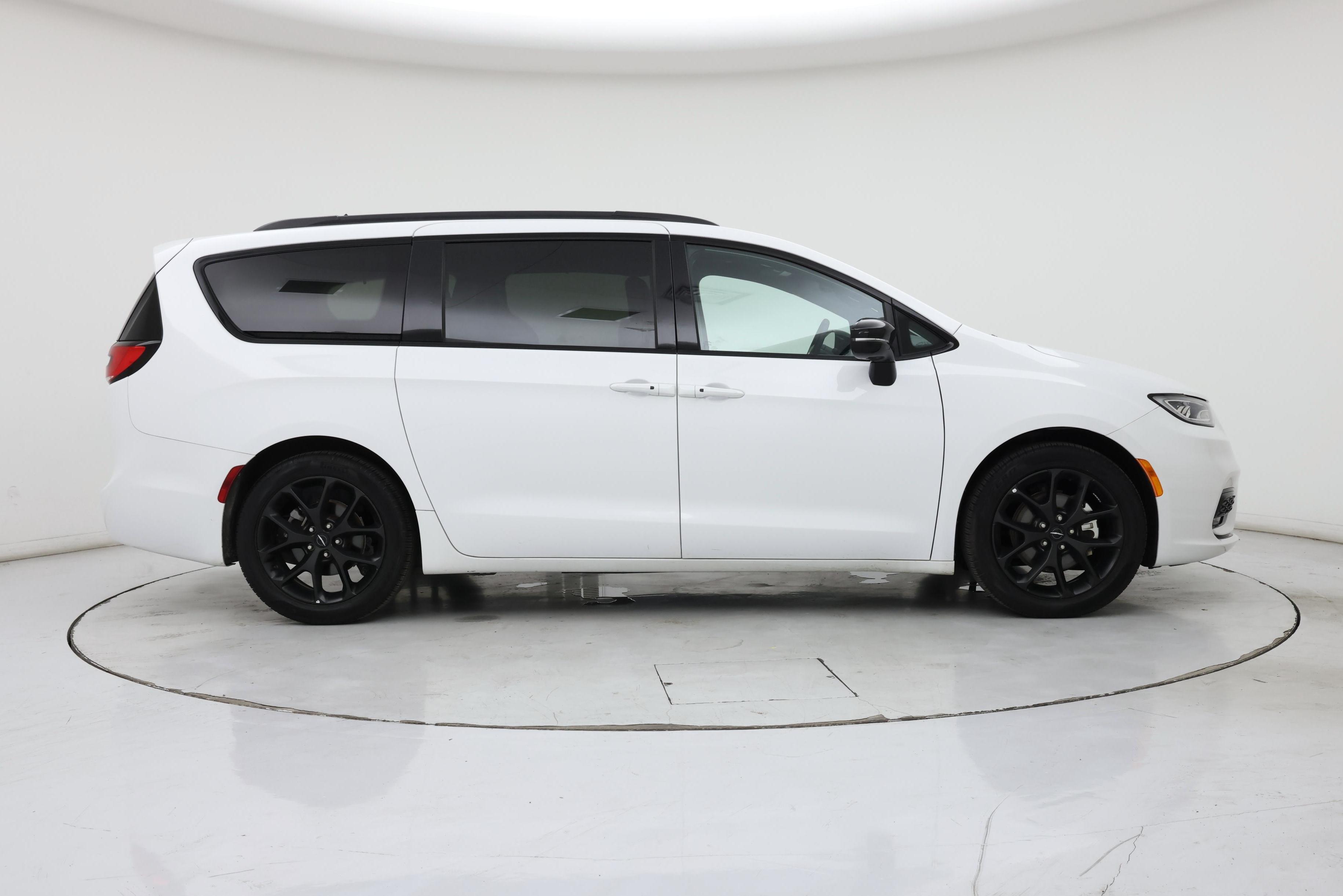 Thumbnail: 2025 Chrysler Pacifica - 7