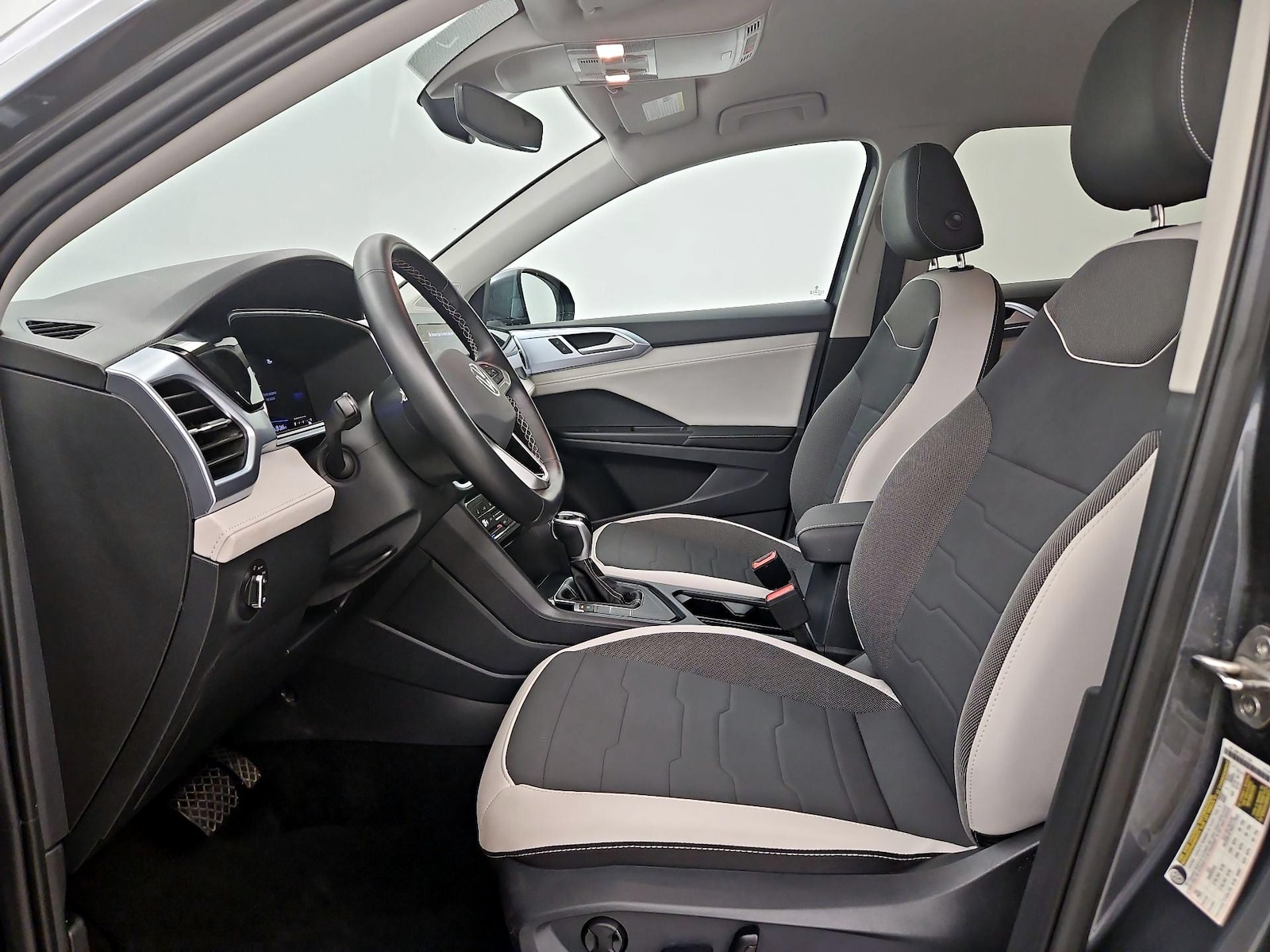 2025 Volkswagen Taos SE - Photo 12