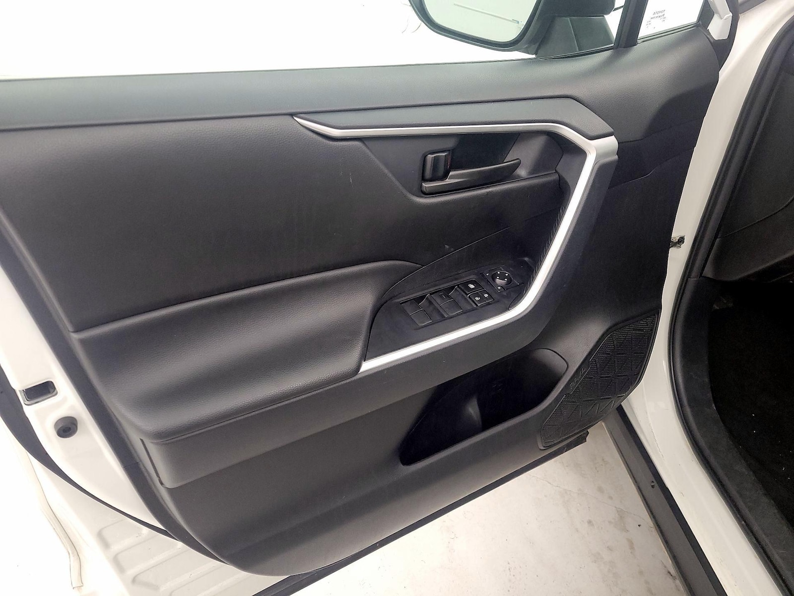 2025 Toyota RAV4 LE - Photo 13