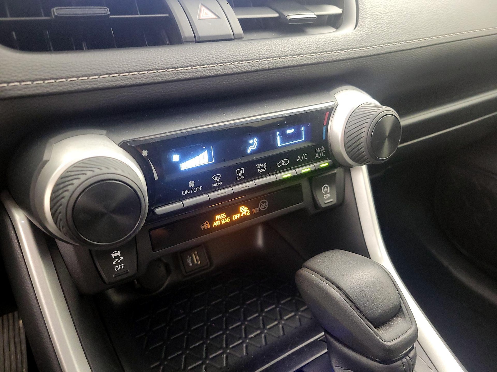 2025 Toyota RAV4 LE - Photo 17