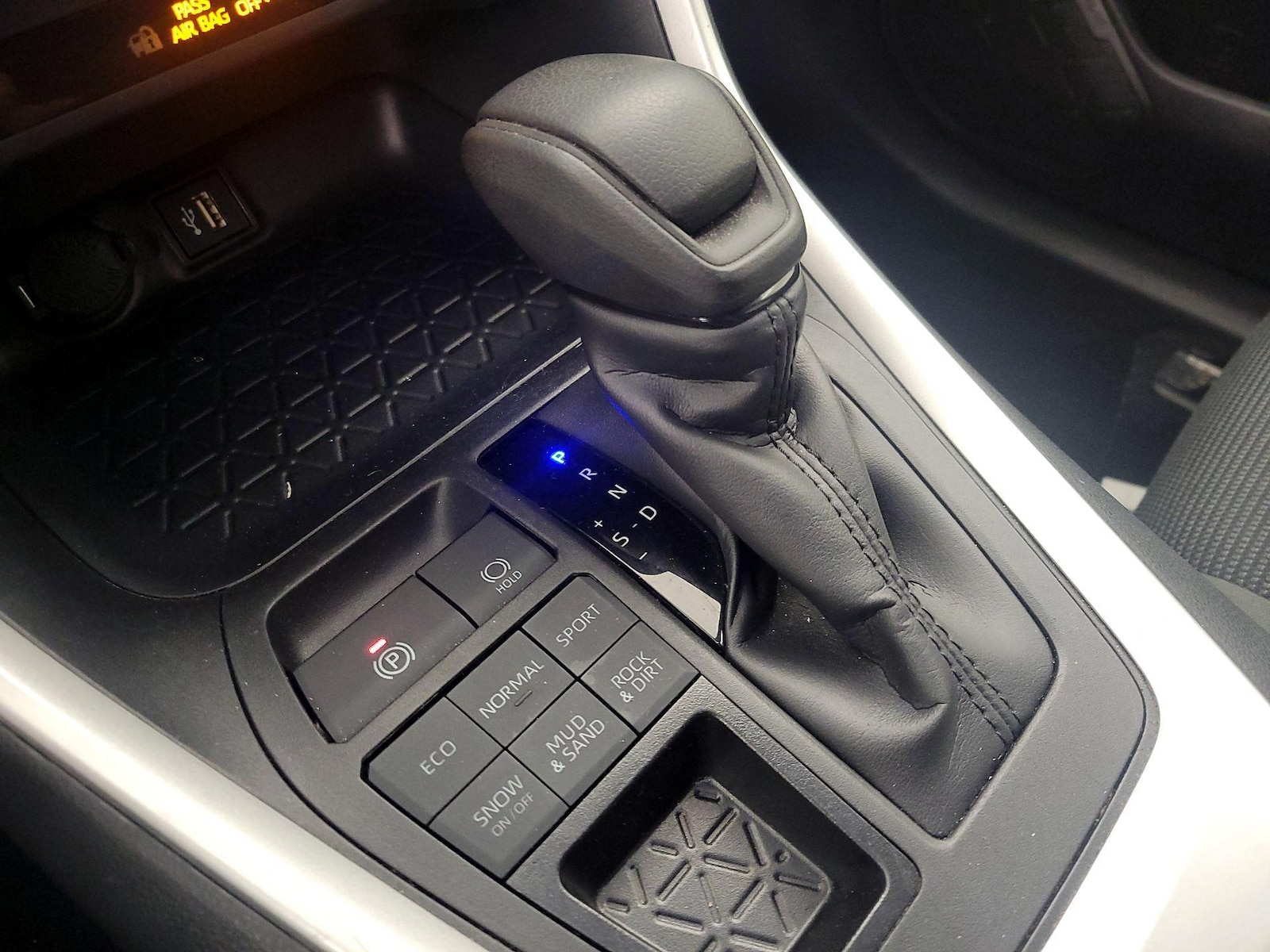 2025 Toyota RAV4 LE - Photo 18