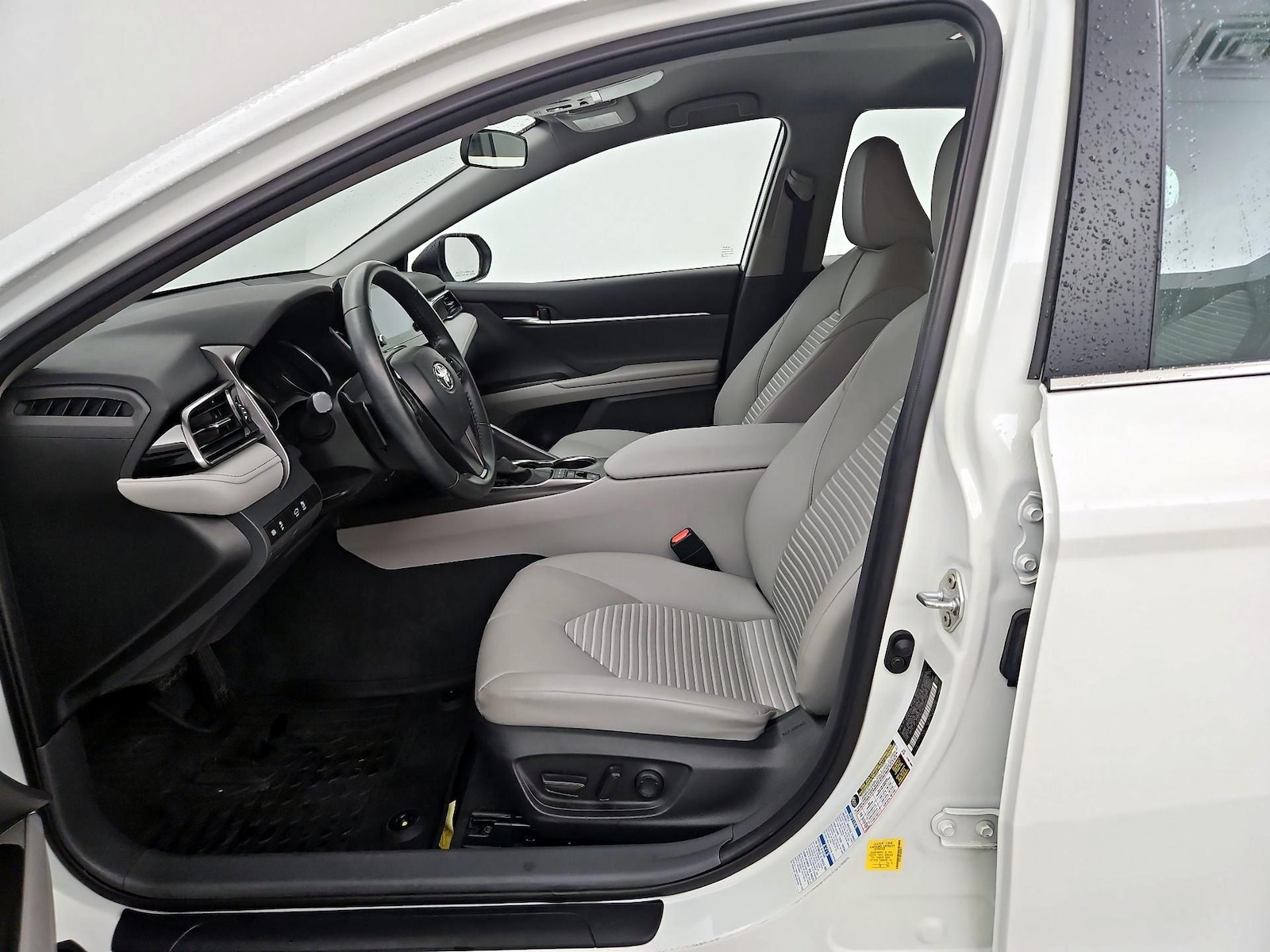 2022 Toyota Camry SE - Photo 12