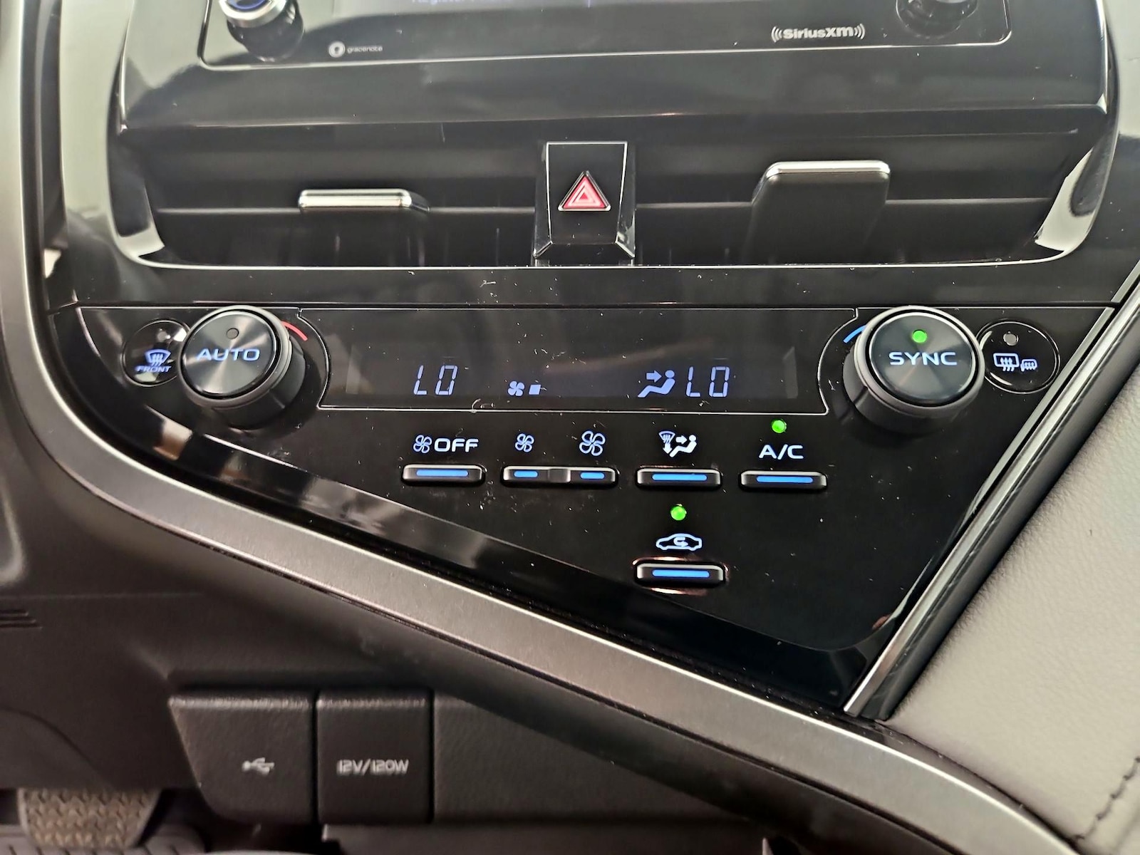 2022 Toyota Camry SE - Photo 18