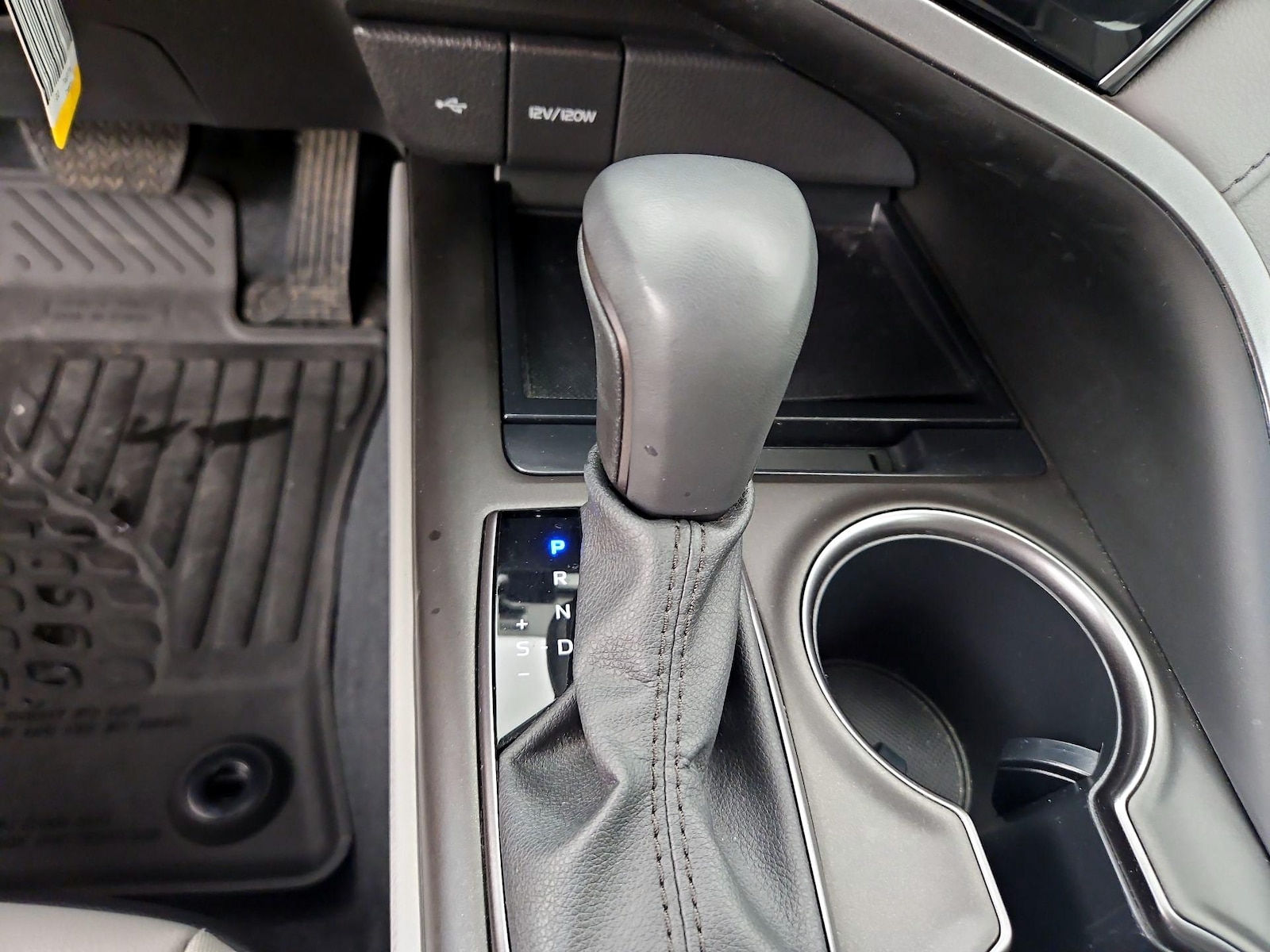2022 Toyota Camry SE - Photo 19