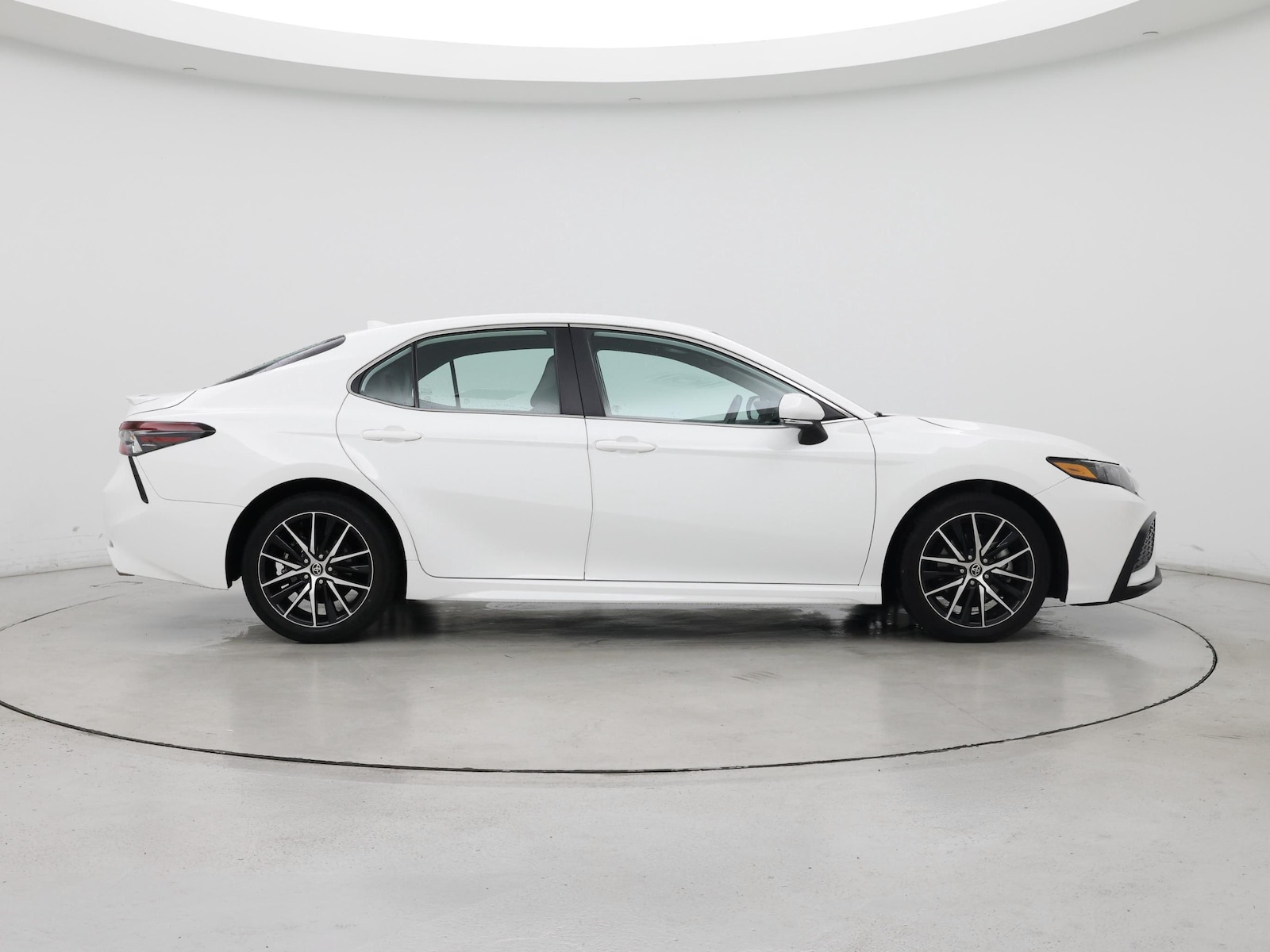2022 Toyota Camry SE - Photo 8
