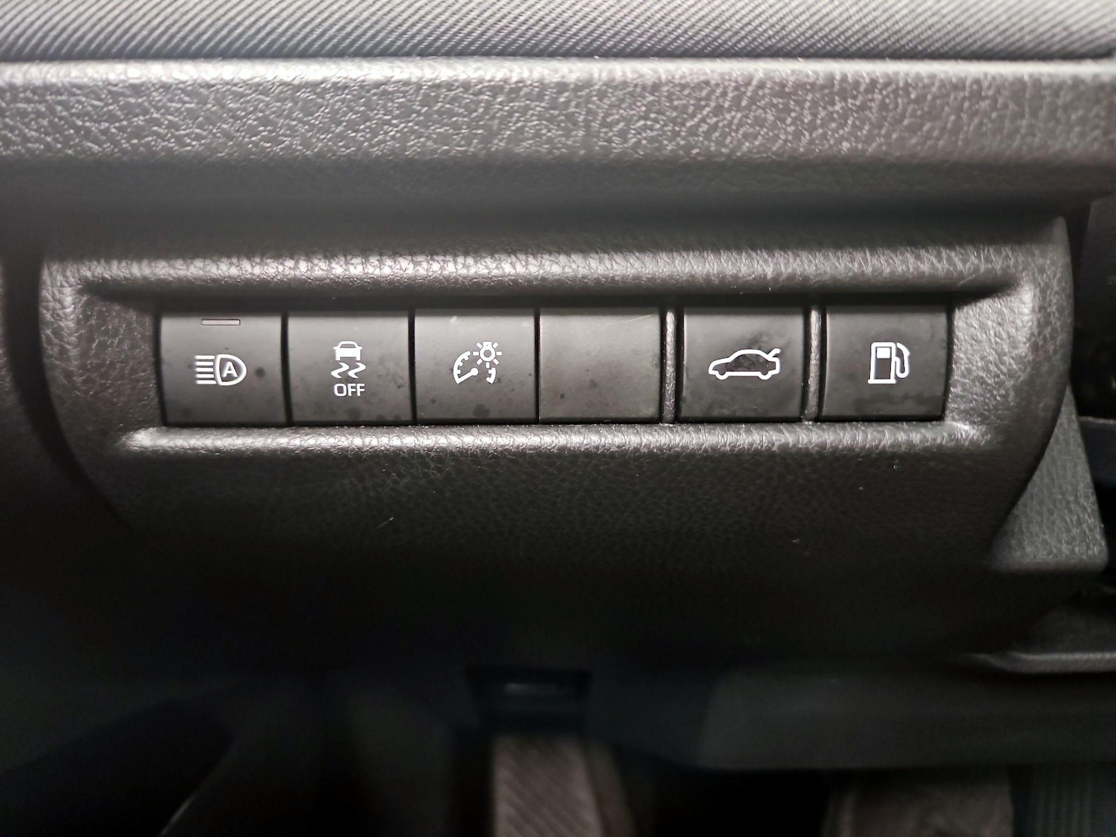 2025 Toyota Camry LE - Photo 14