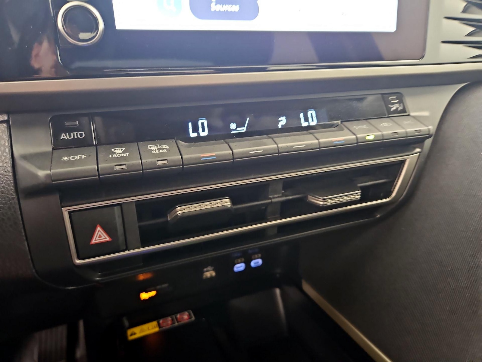 2025 Toyota Camry LE - Photo 17