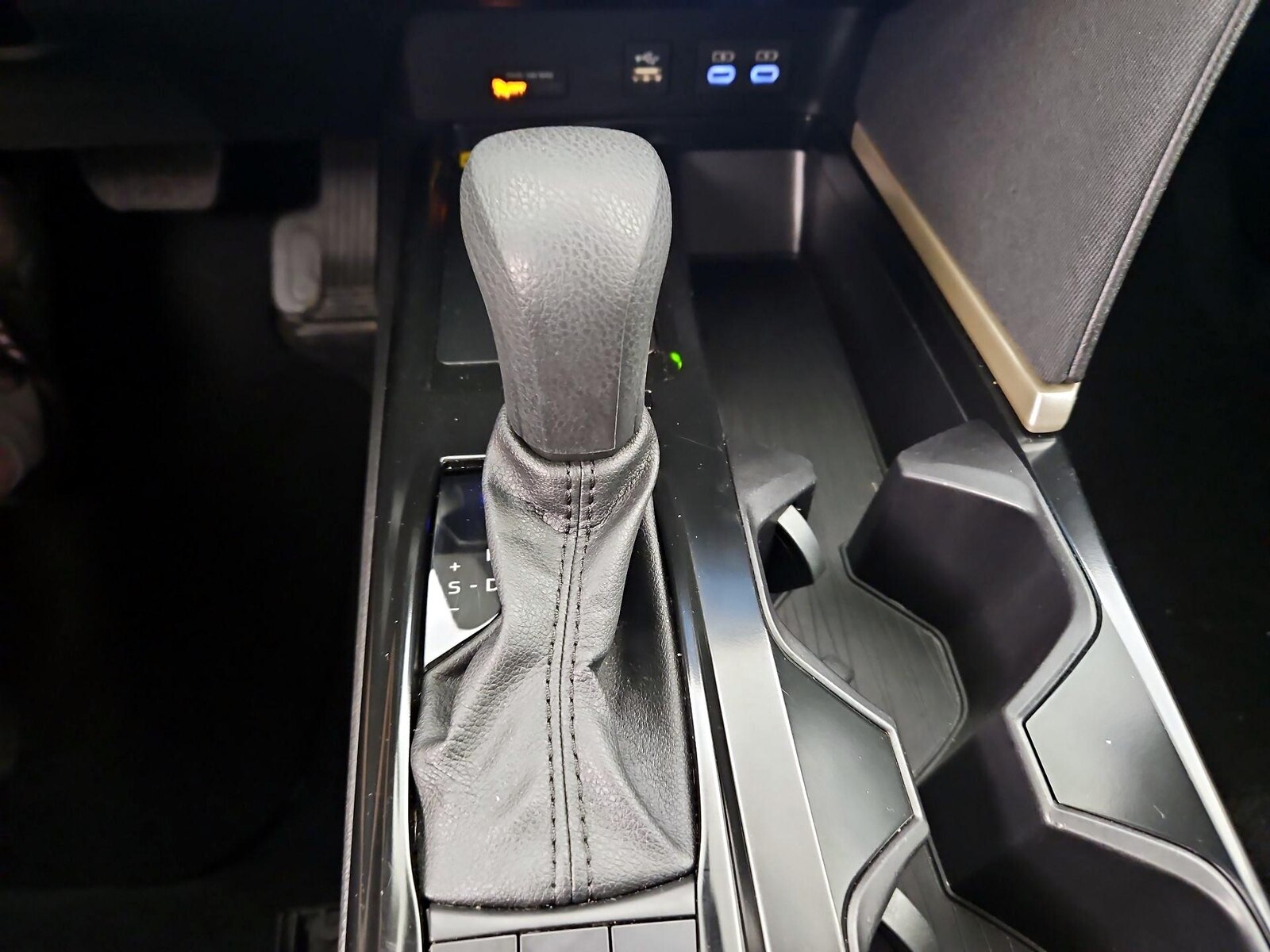 2025 Toyota Camry LE - Photo 18