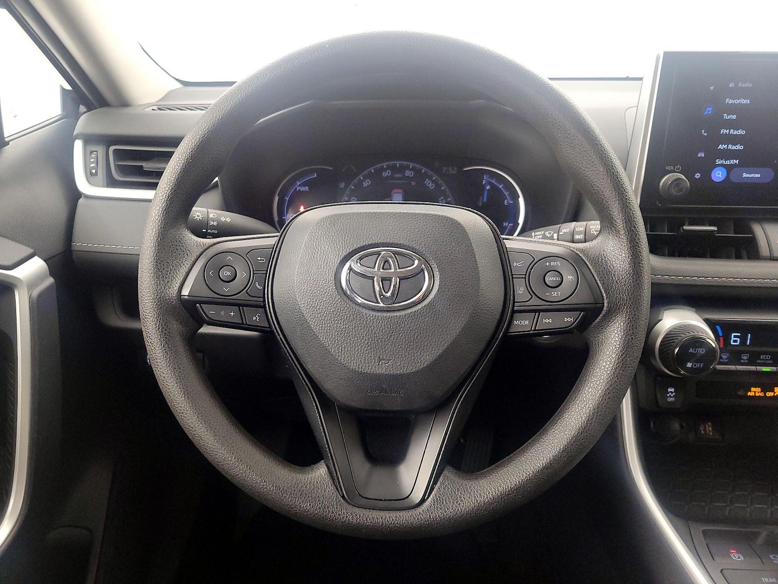 2025 Toyota RAV4 XLE - Photo 11