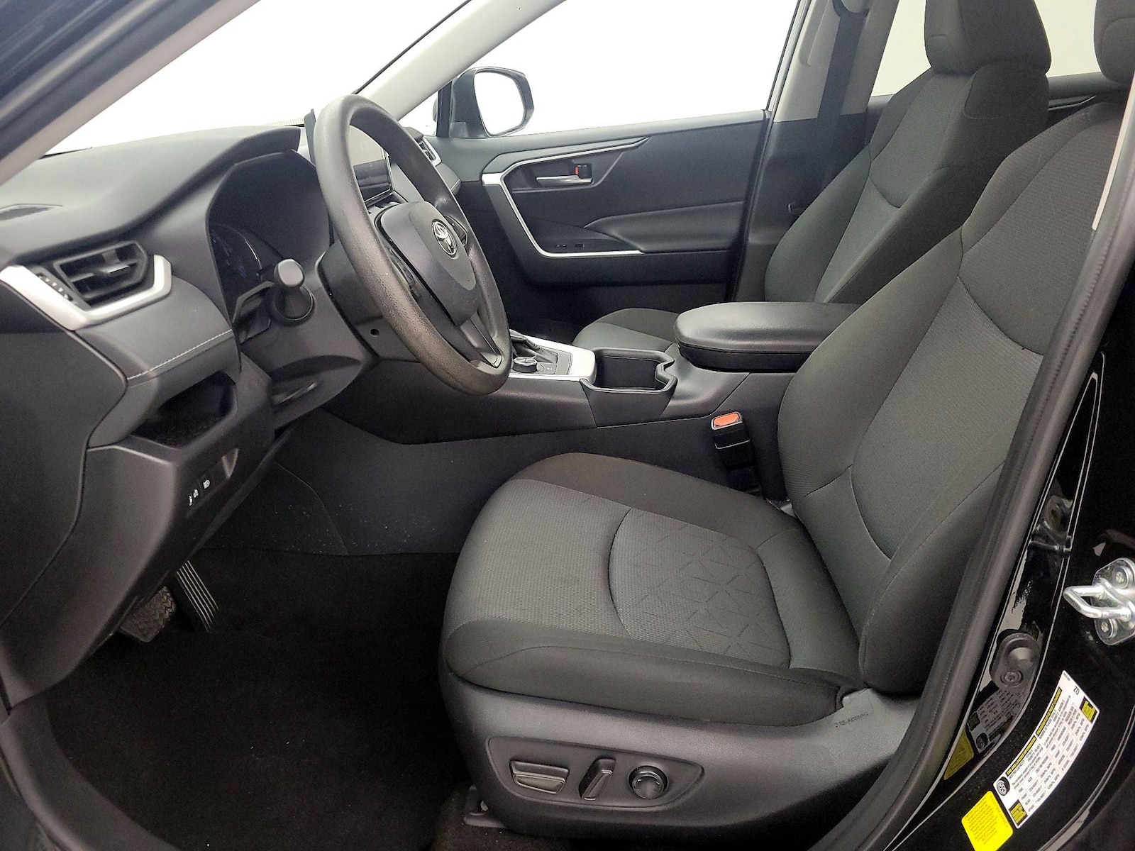 2025 Toyota RAV4 XLE - Photo 12