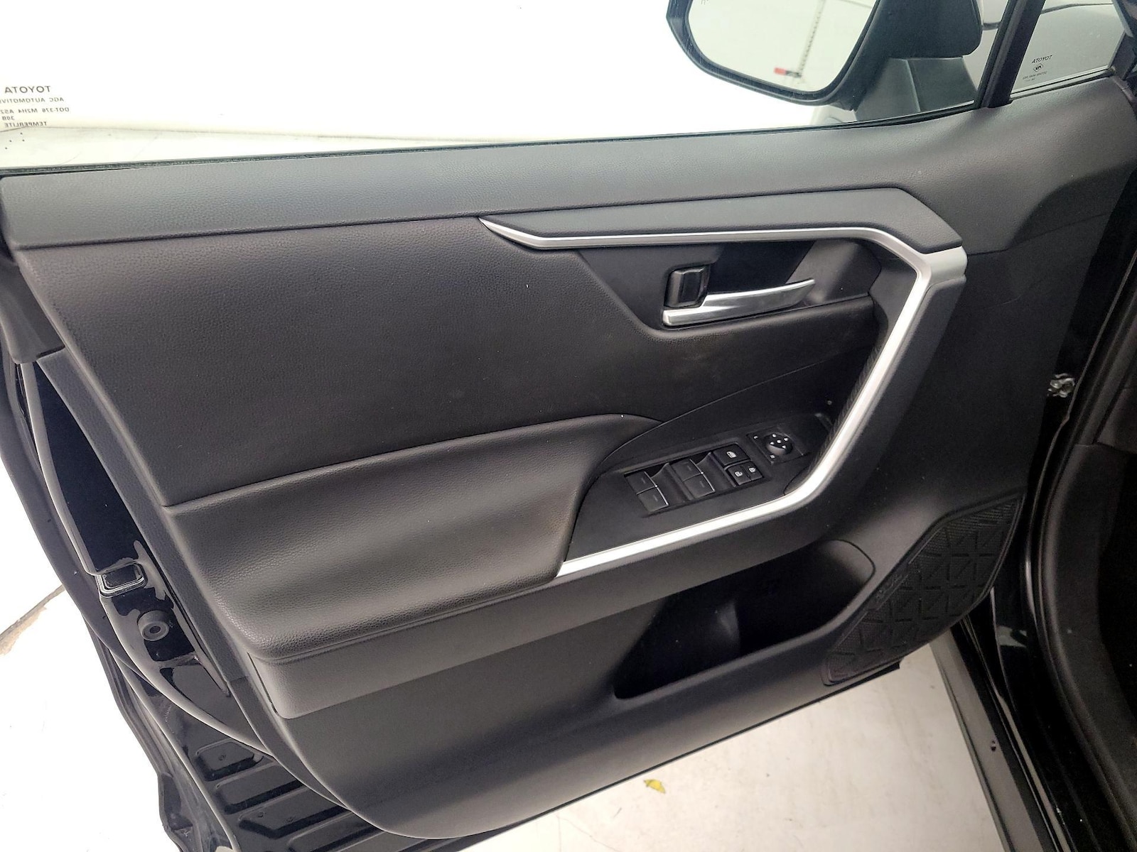 2025 Toyota RAV4 XLE - Photo 13