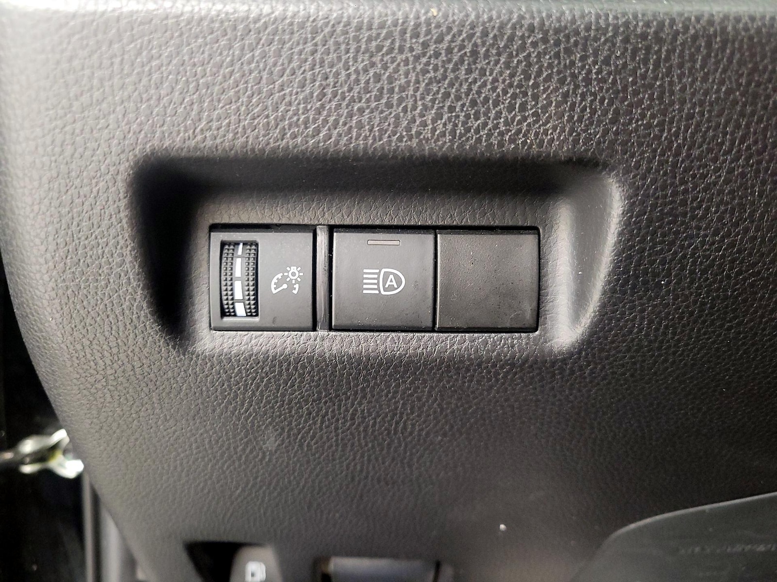 2025 Toyota RAV4 XLE - Photo 14