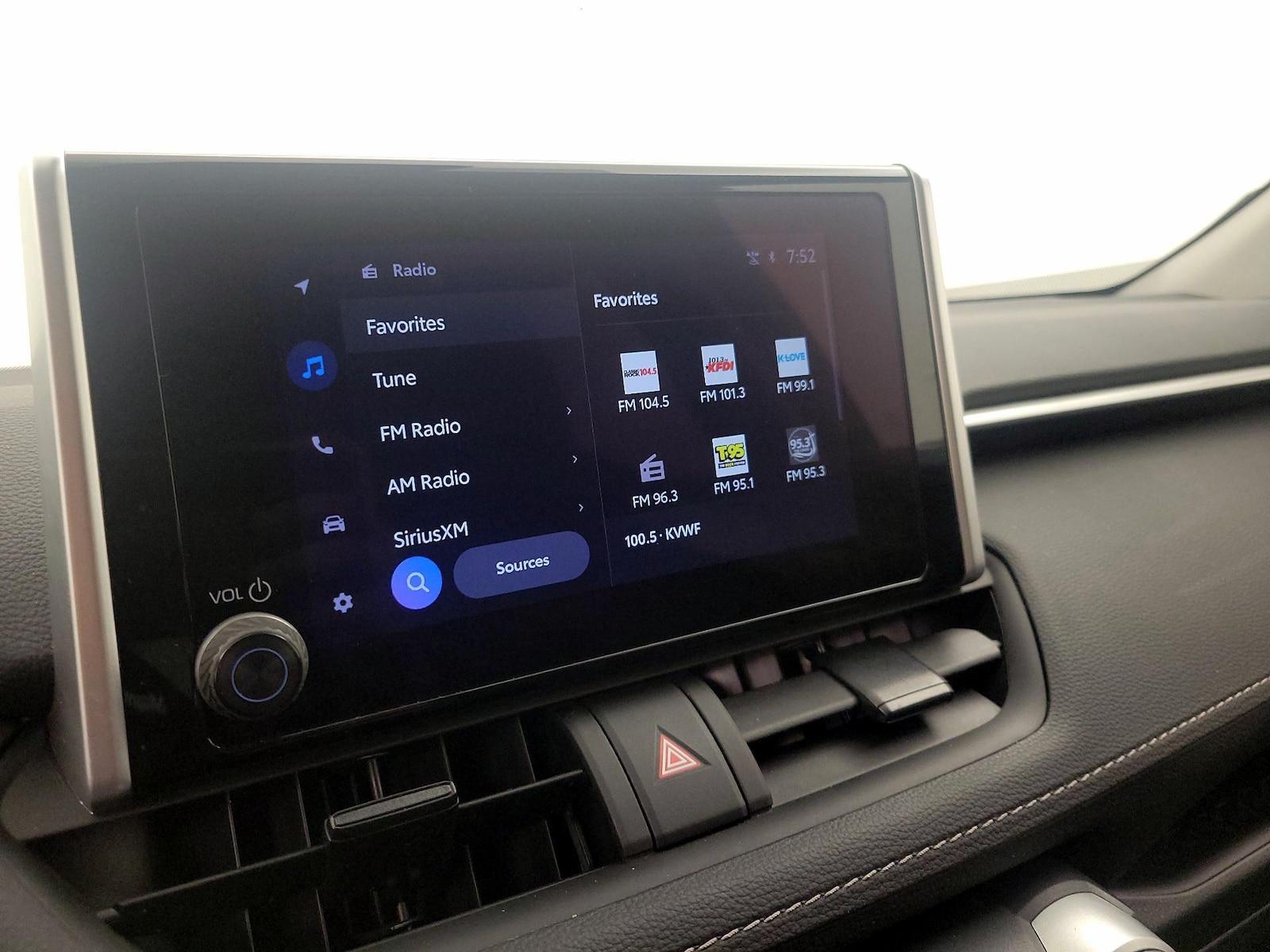 2025 Toyota RAV4 XLE - Photo 16