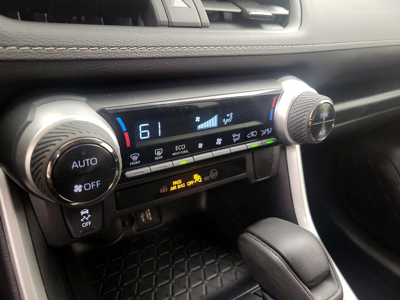 2025 Toyota RAV4 XLE - Photo 17