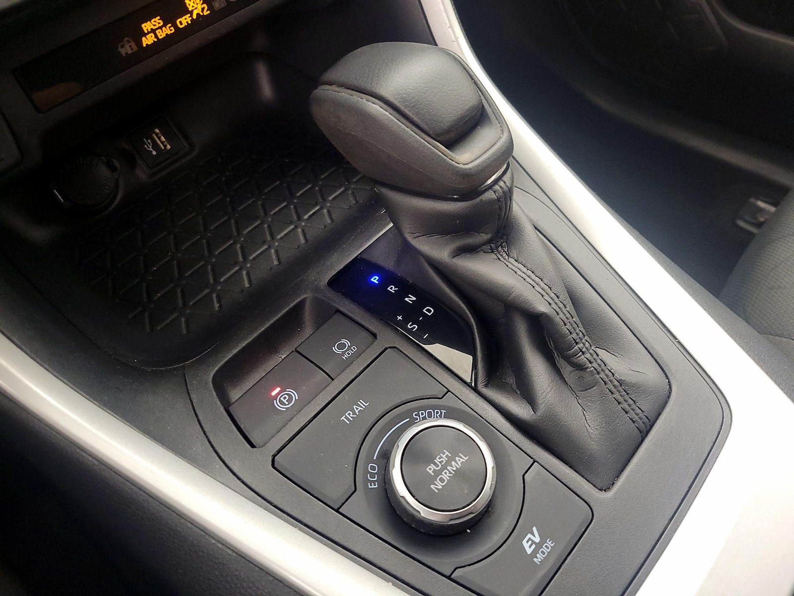 2025 Toyota RAV4 XLE - Photo 18