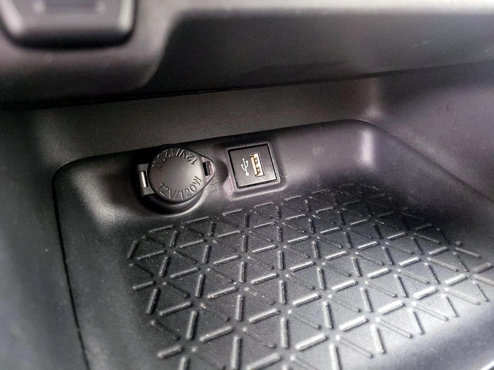 2025 Toyota RAV4 XLE - Photo 19