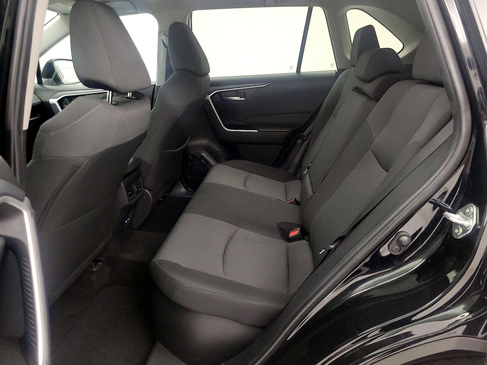 2025 Toyota RAV4 XLE - Photo 20