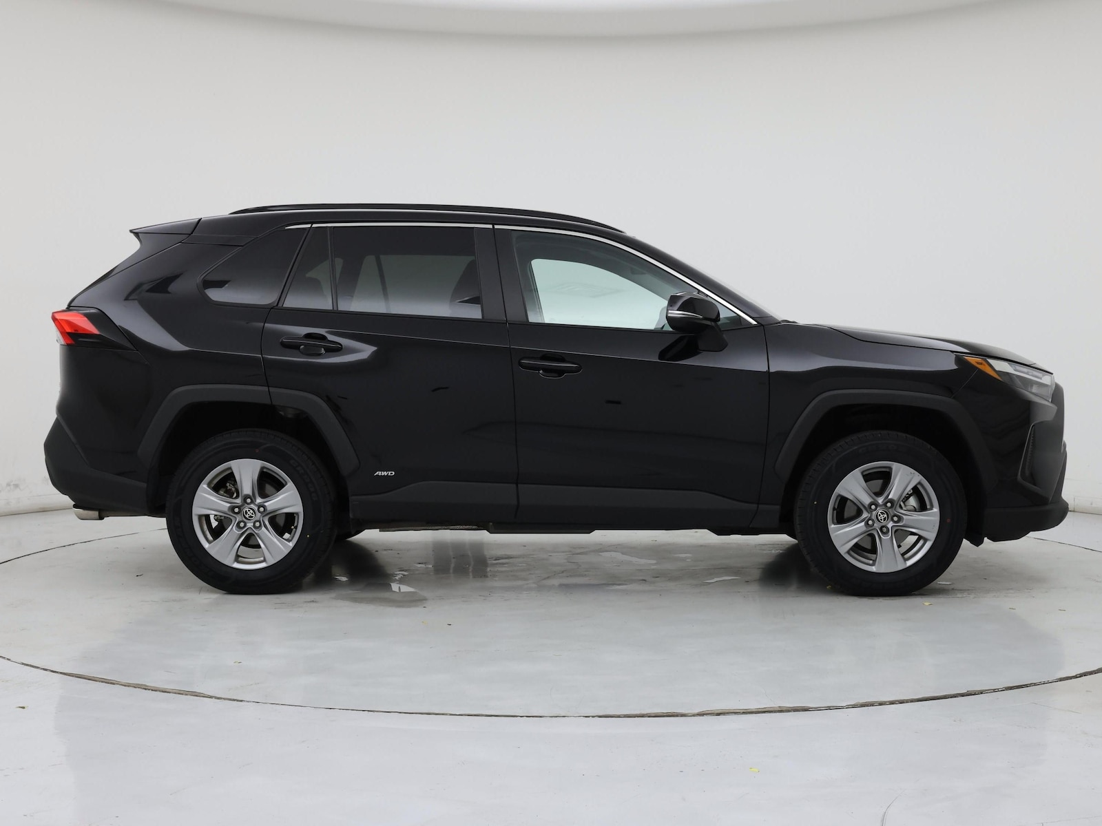2025 Toyota RAV4 XLE - Photo 8