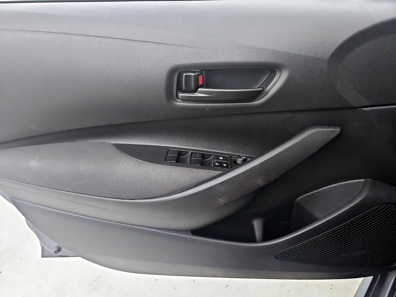 2025 Toyota Corolla LE - Photo 13