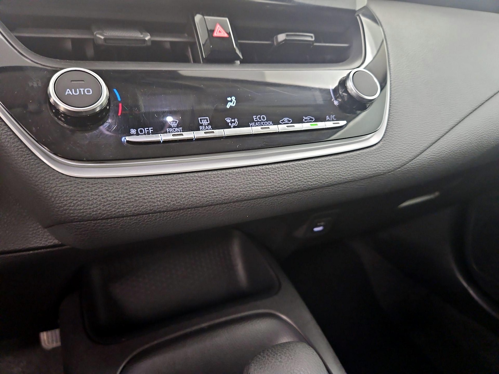 2025 Toyota Corolla LE - Photo 17