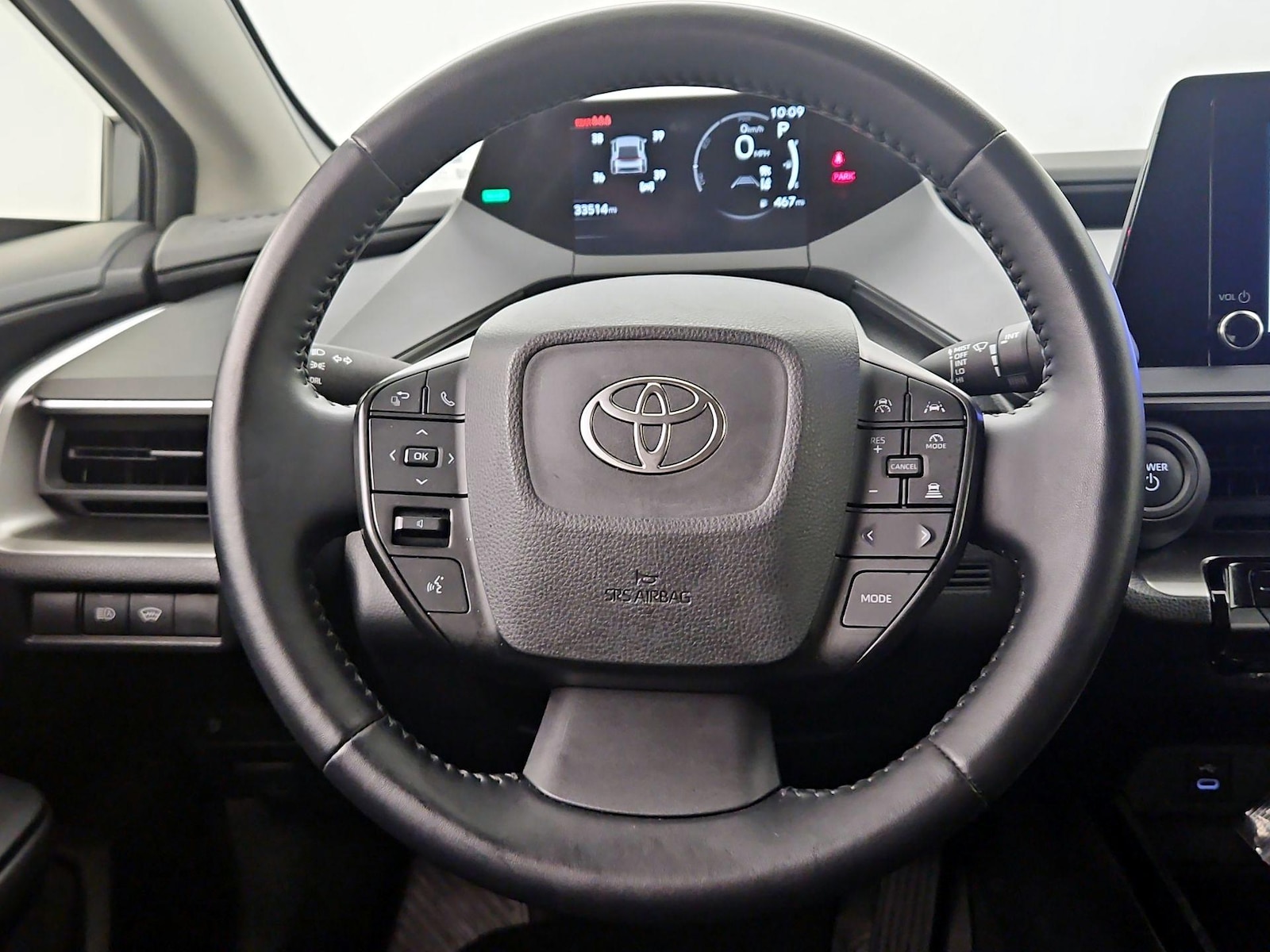 2025 Toyota Prius LE - Photo 11