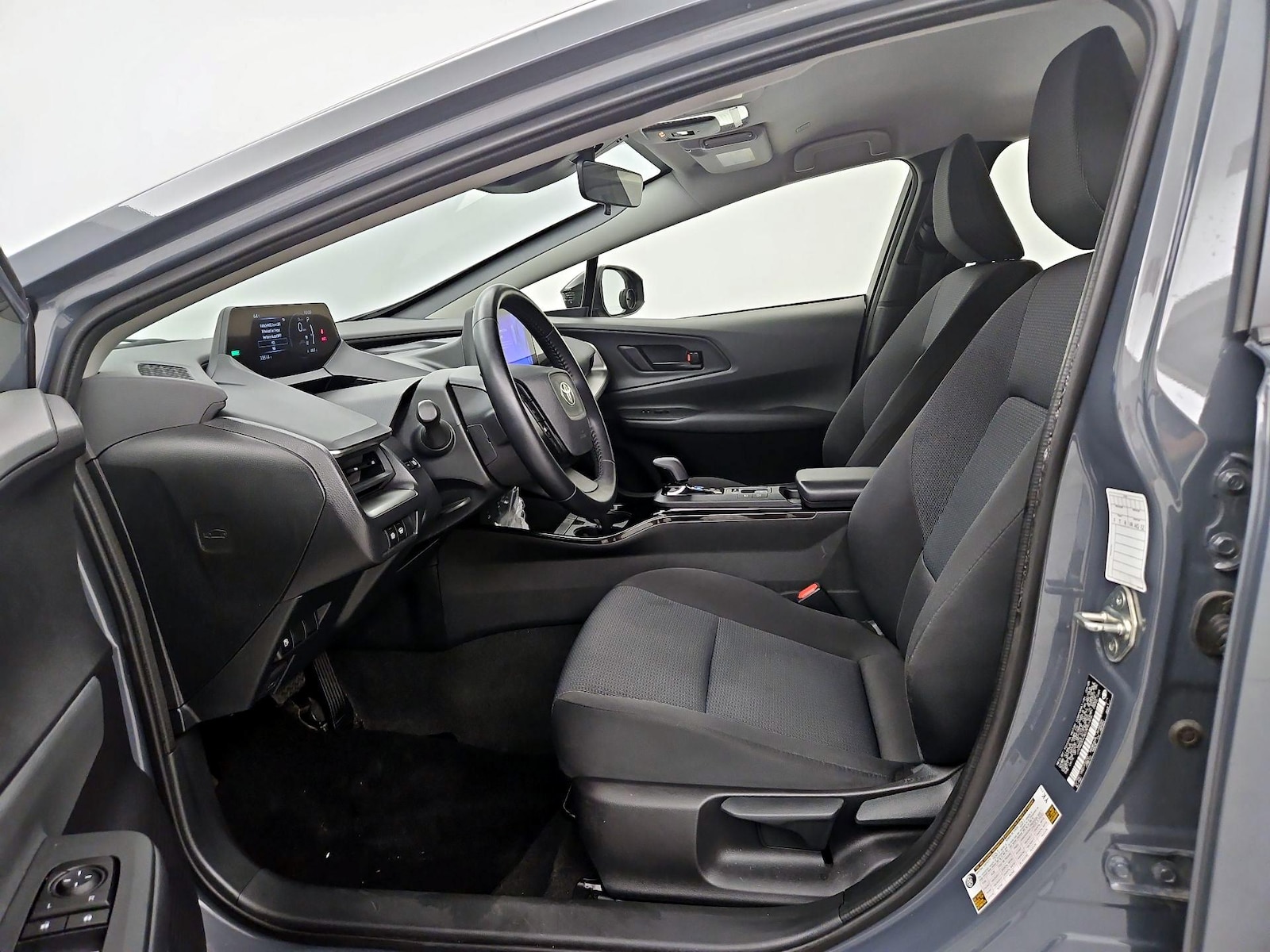 2025 Toyota Prius LE - Photo 12