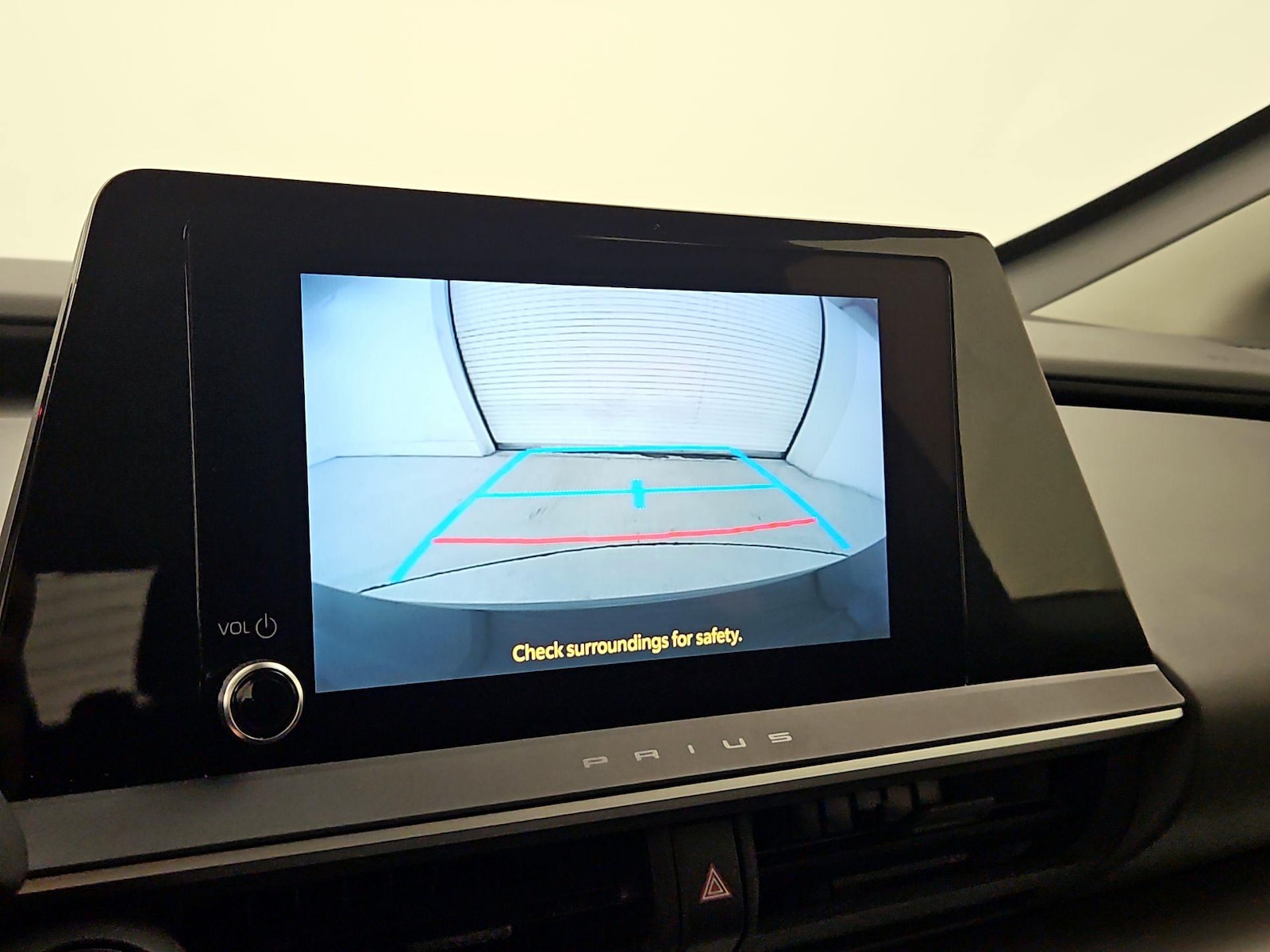 2025 Toyota Prius LE - Photo 16
