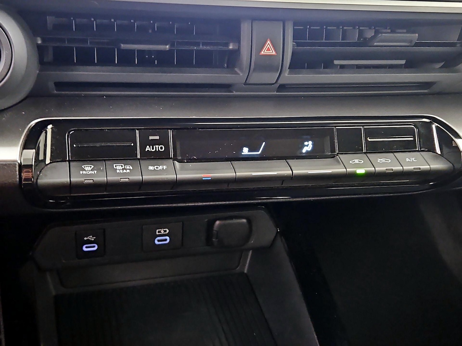 2025 Toyota Prius LE - Photo 18